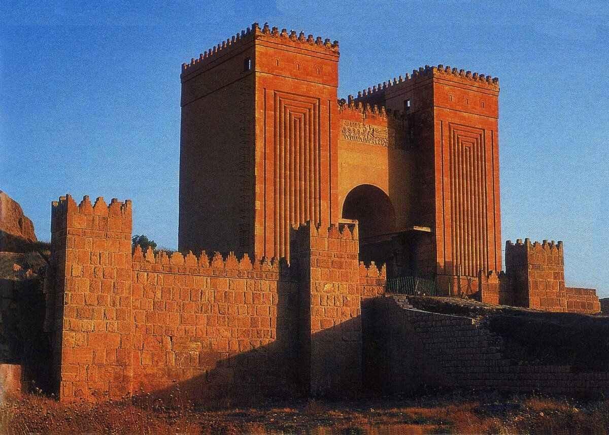 4) Ninova,‌ muazzam ‍bir sur with‌ çevriliydi ve yüksek kulelere sahipti