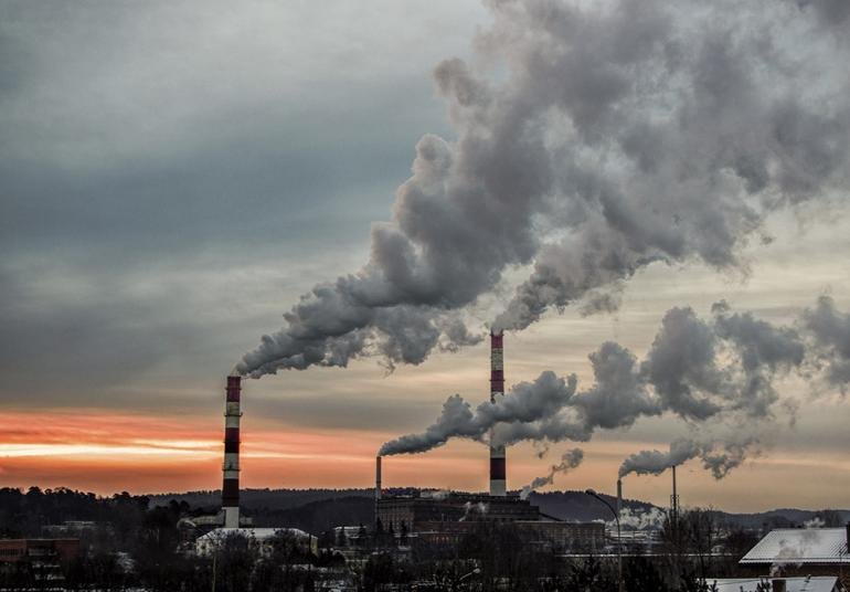 3) Sera gazları, atmosferdeki‍ gazların ısıyı hapsederek küresel ısınmaya neden olmasıdır