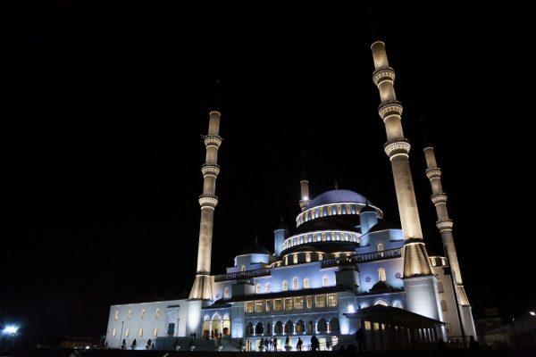 10) ‍ Kocatepe⁢ Camii:⁣ Modern Mimarinin Gösterişli ​sembolü