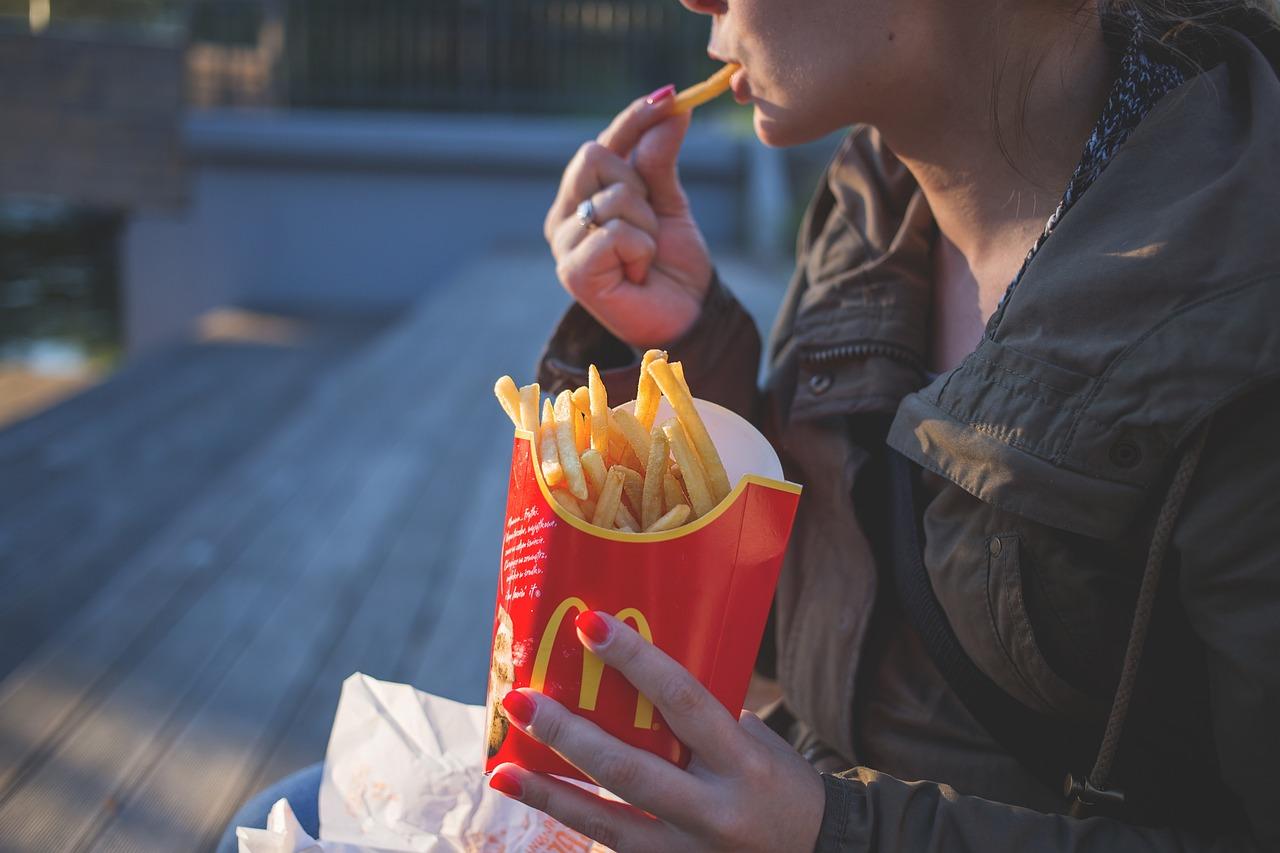 1) ⁢McDonalds arabaya Servis Nerede? İlk Duraklar ve ​Çalışma Saatleri