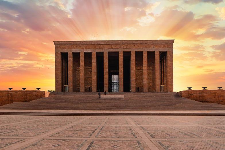 1) Anıtkabir: Atatürkün Huzurunda Saygı Duruşu