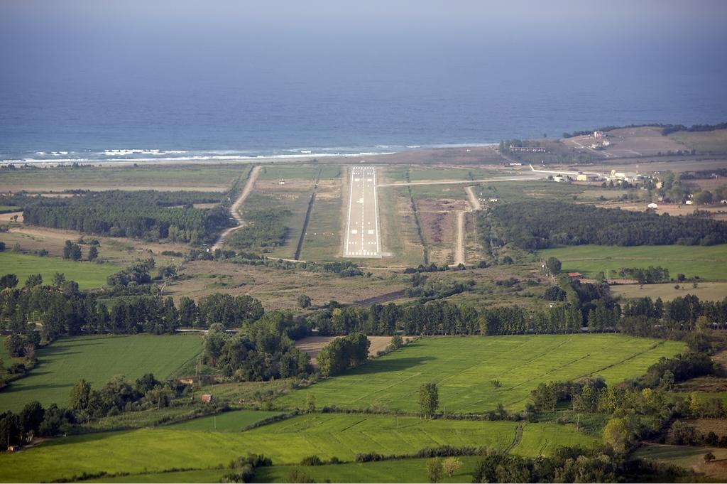 21) Sinop Havalimanı: Doğal ⁢güzelliği,estetik terminal yapısıyla‍ birleşiyor