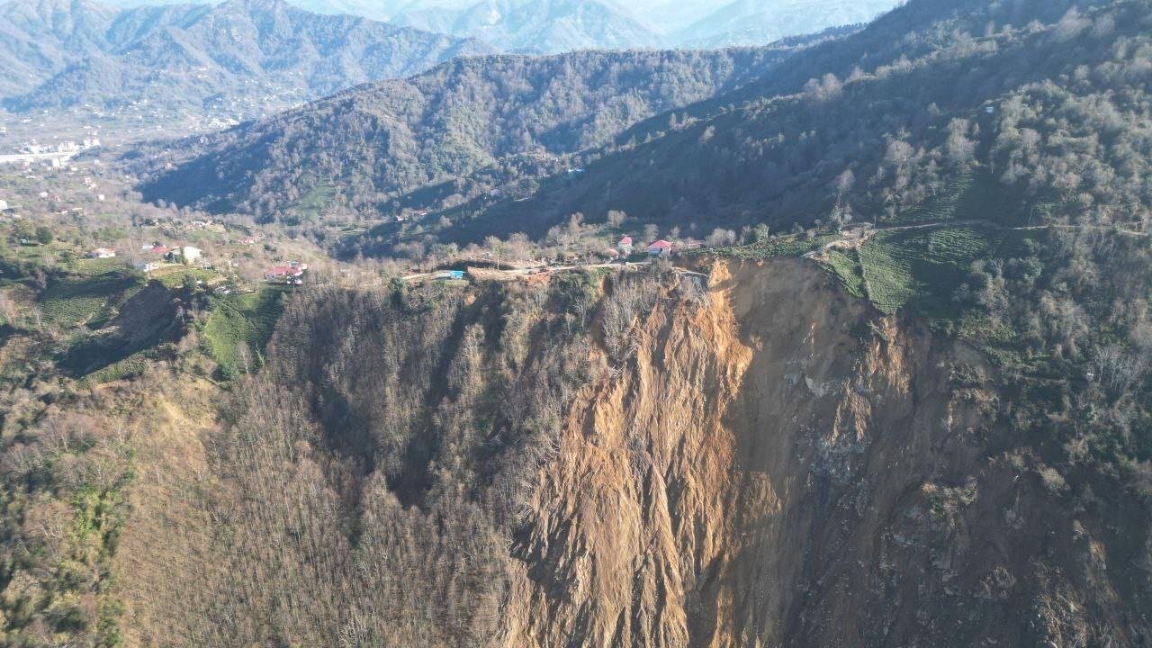 Arhavi'de Heyelan Riski Devam Ediyor: Güngören Köyü Halkı Endişeli