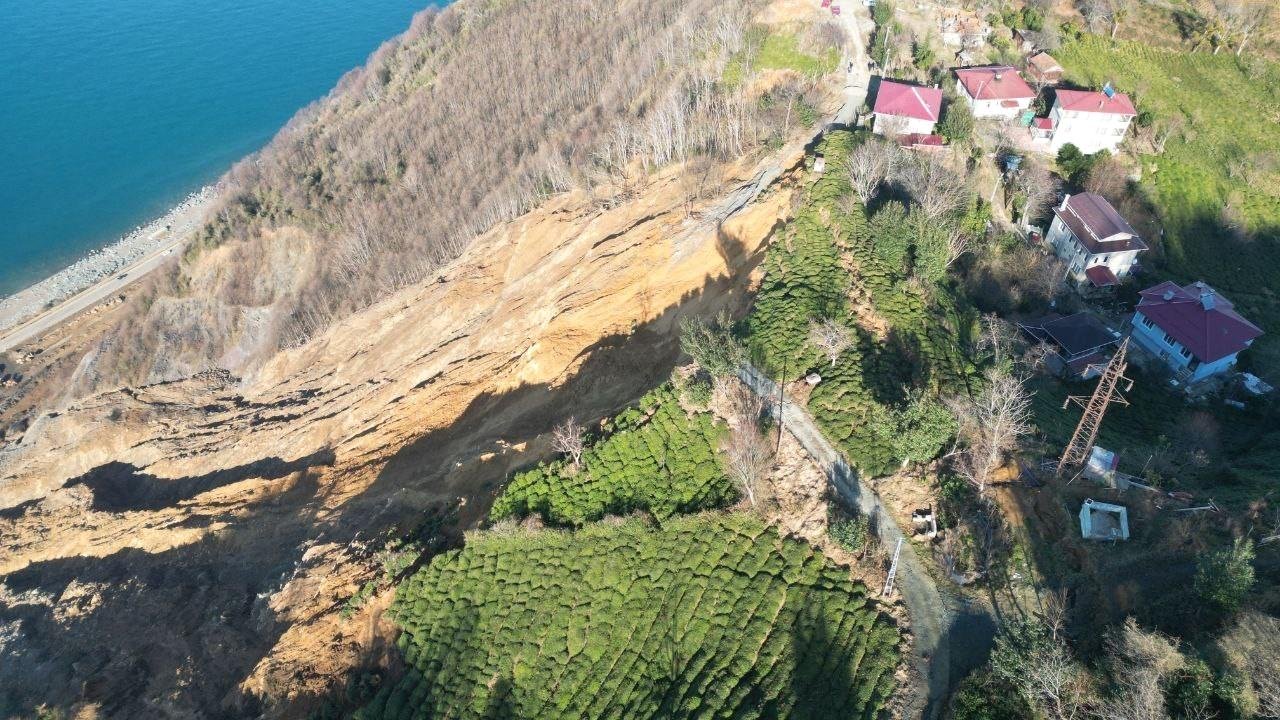 Arhavi'de Heyelan Riski Devam Ediyor: Güngören Köyü Halkı Endişeli