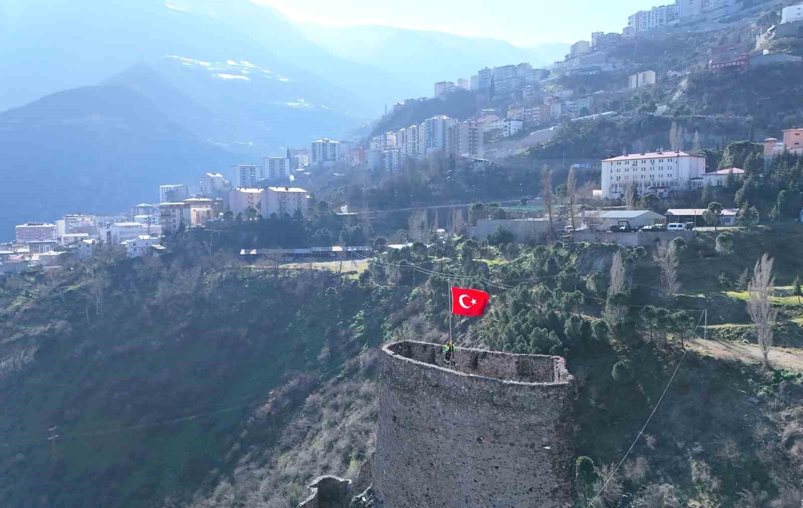 Artvin Kalesi'nde Türk Bayrağı Yeniden Dalgalanıyor