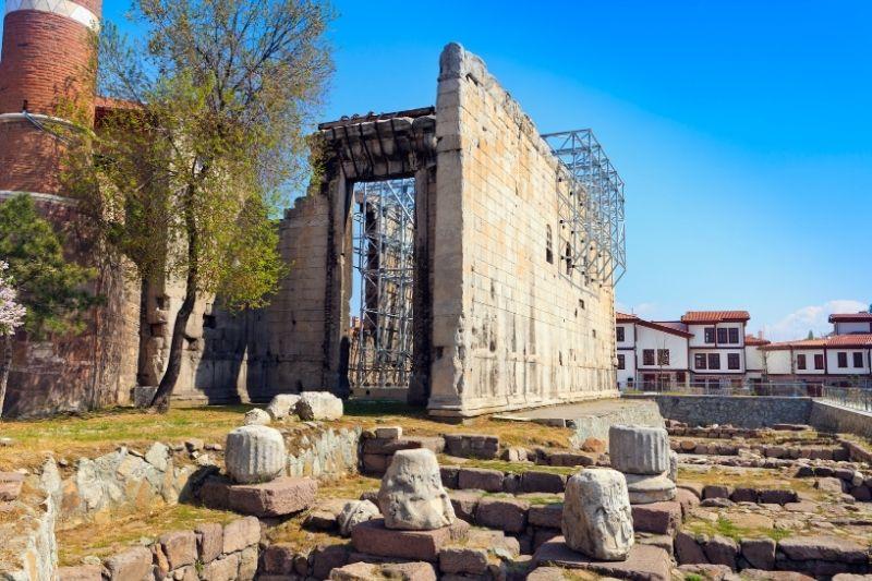 5)  Augustus Tapınağı: Roma Dönemi İzleri ve Kültürel Önemi