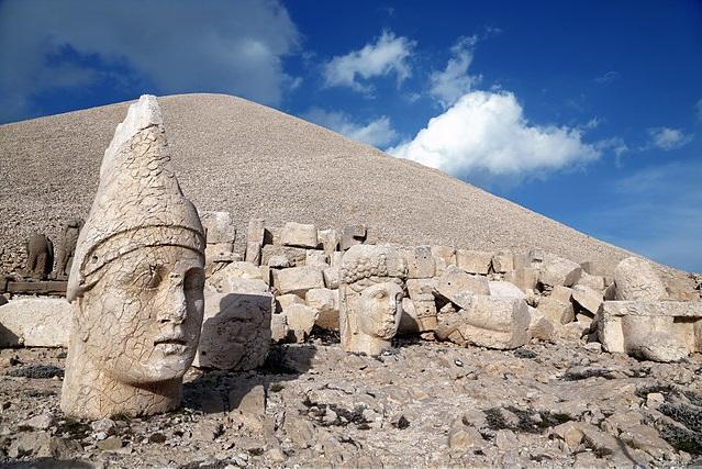 1) Nemrut Dağının Tarihçesi:⁣ komagene⁣ krallığının kalıntılarıdır