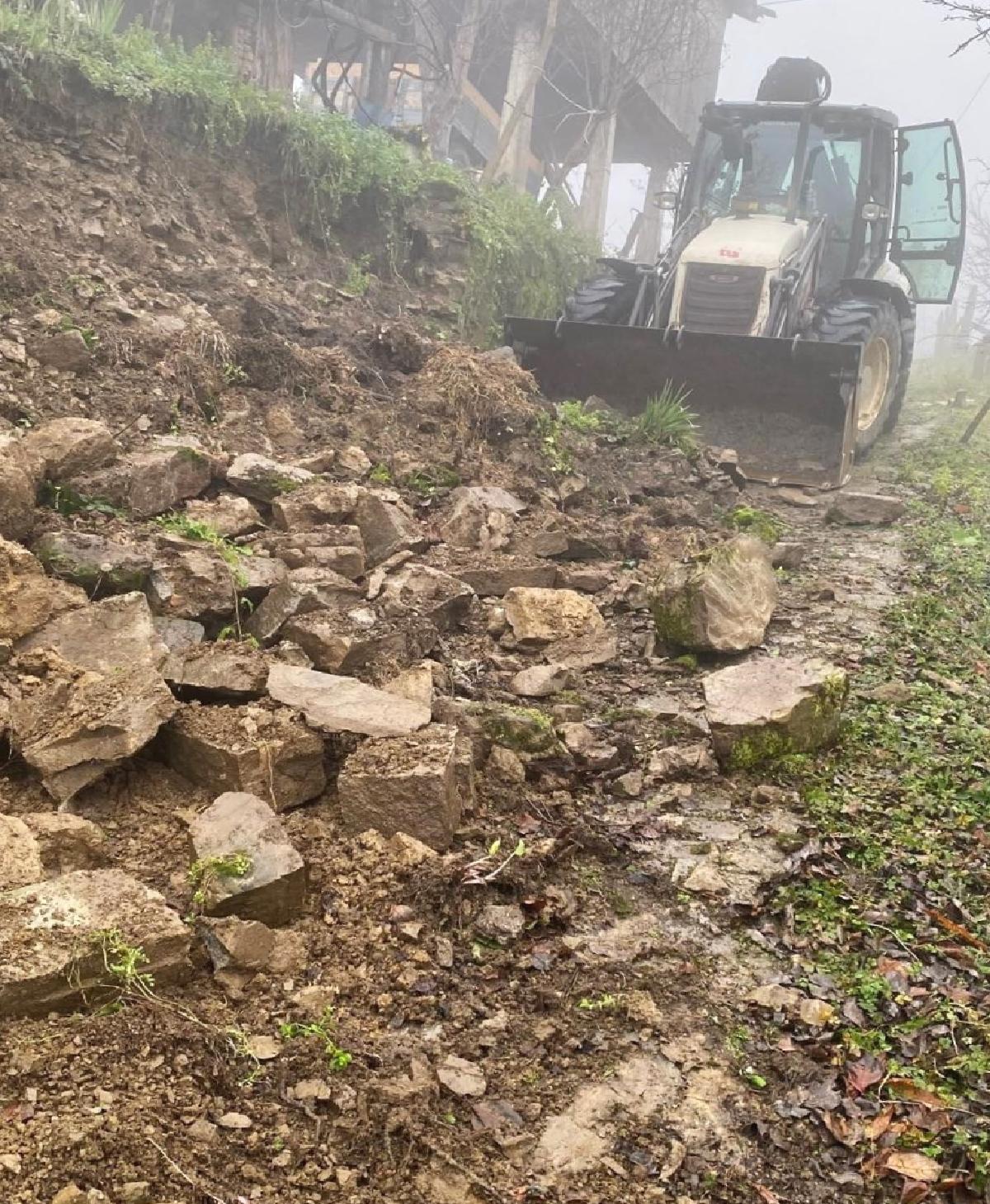 Düzce'de Heyelan Sonrası Yol Yeniden Ulaşıma Açıldı