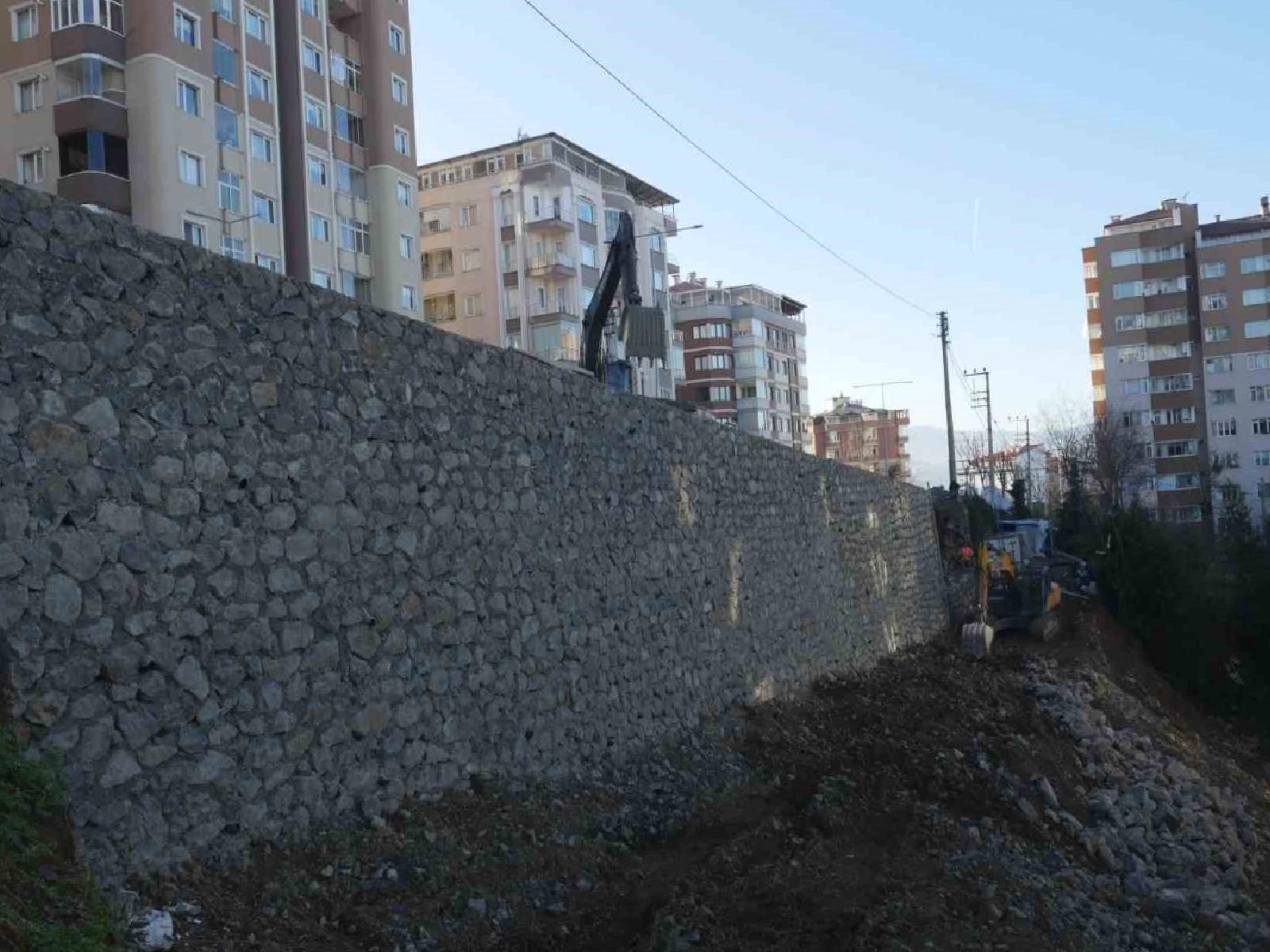 Yeşiltepe Mahallesi'nde İstinat Duvarı Çöktü