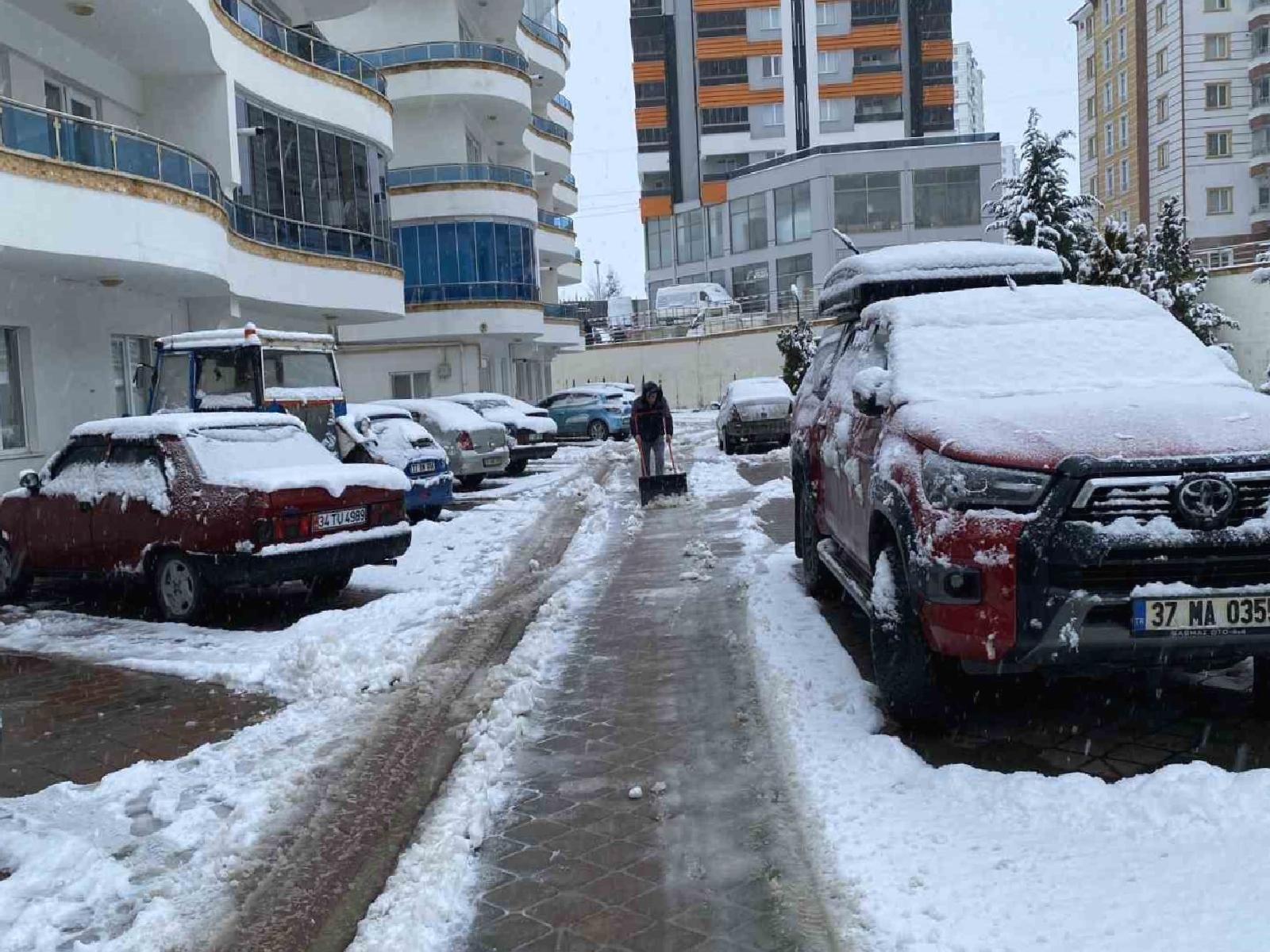 Kar Yağışı Kastamonu'yu Beyaza Bürüdü