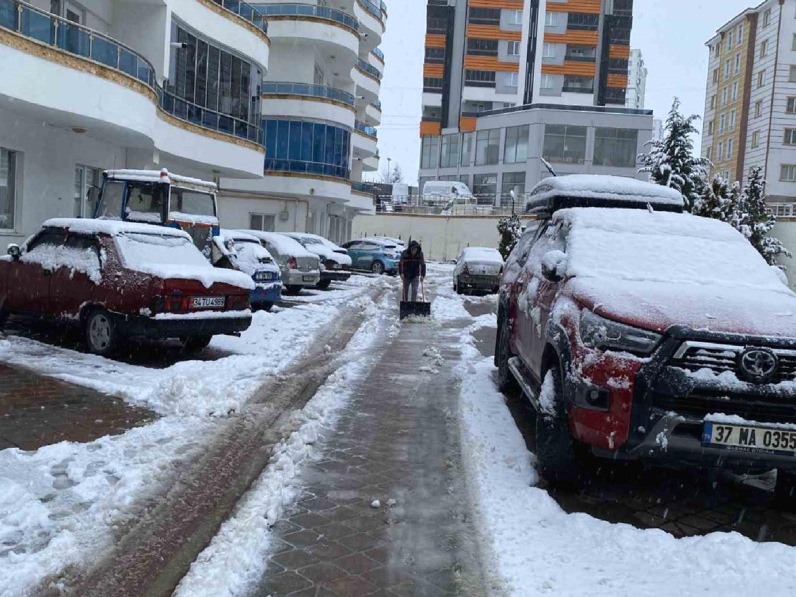 Kar Yağışı Kastamonu'yu Beyaza Bürüdü