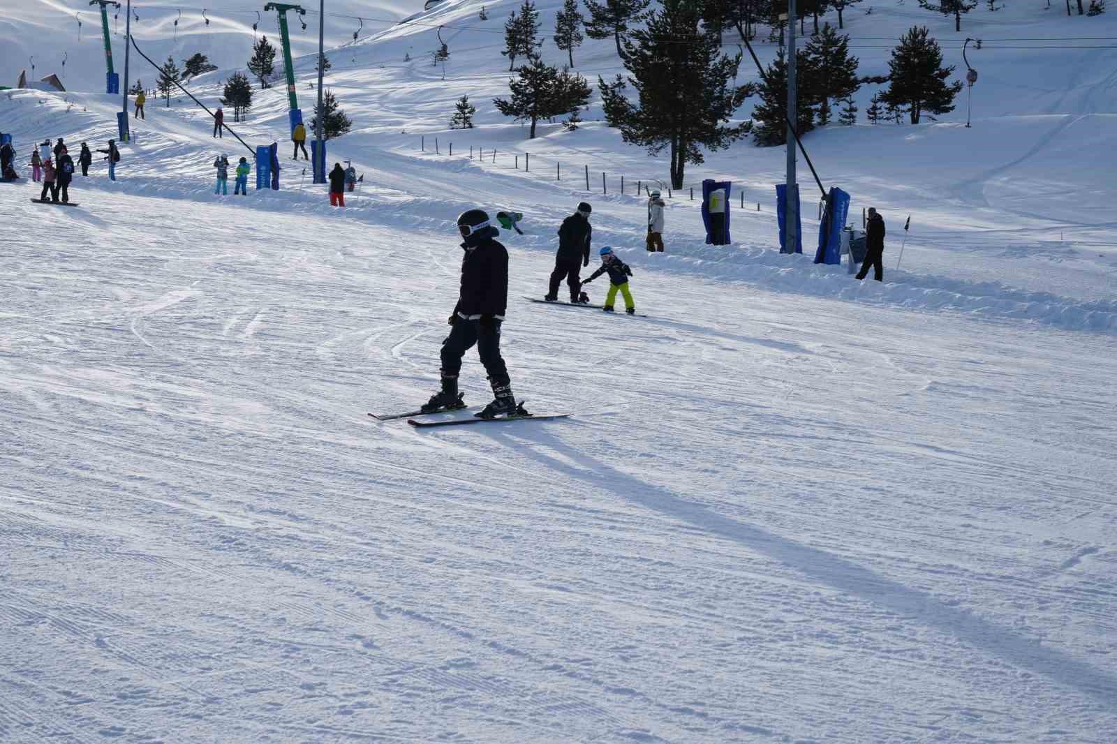 Kartalkaya Kayak Merkezi'nde Yoğun Tatil Sezonu