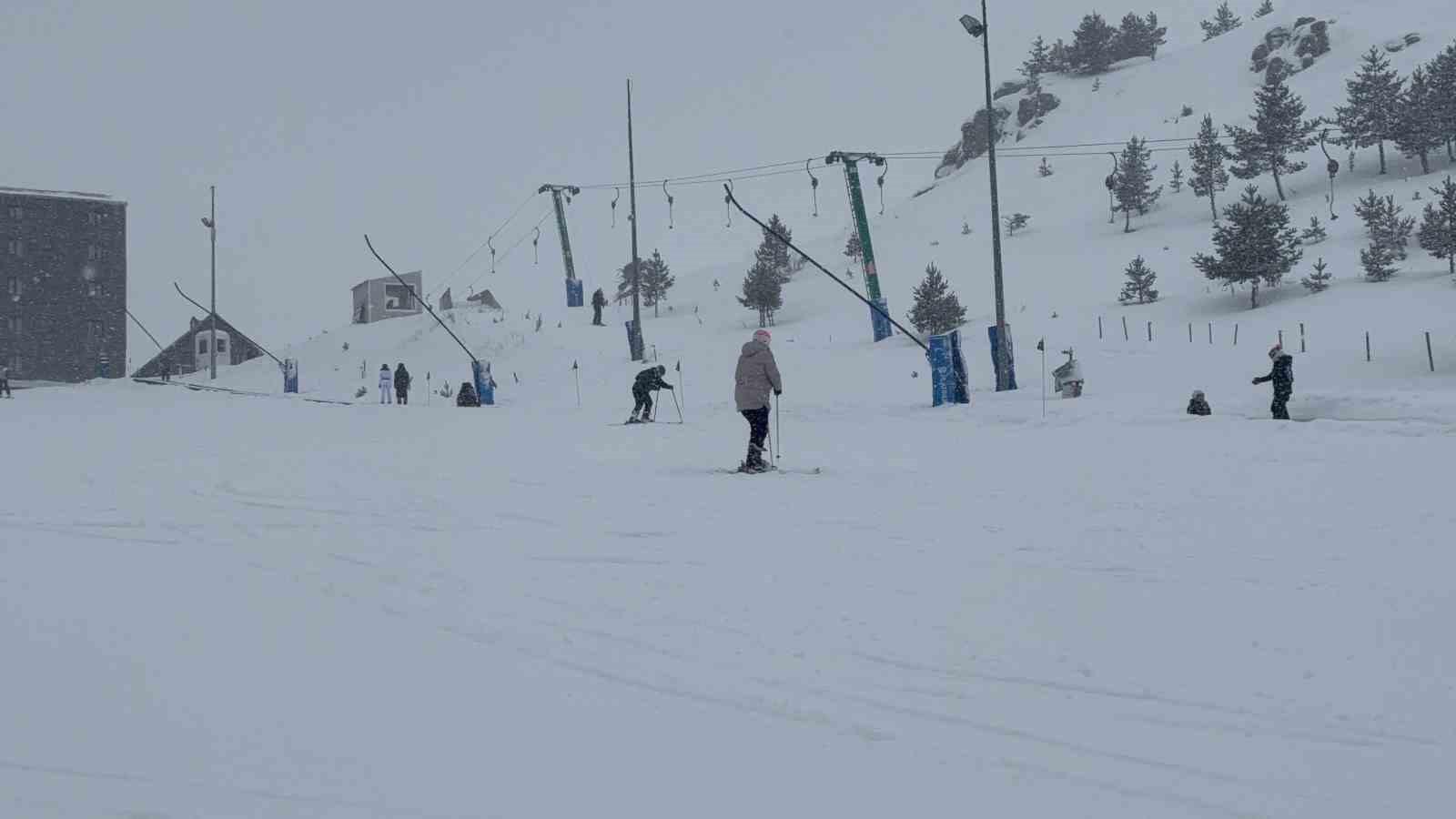 Kartalkaya'daki Otel Faciası Sonrasında Kayak Keyfi Devam Ediyor