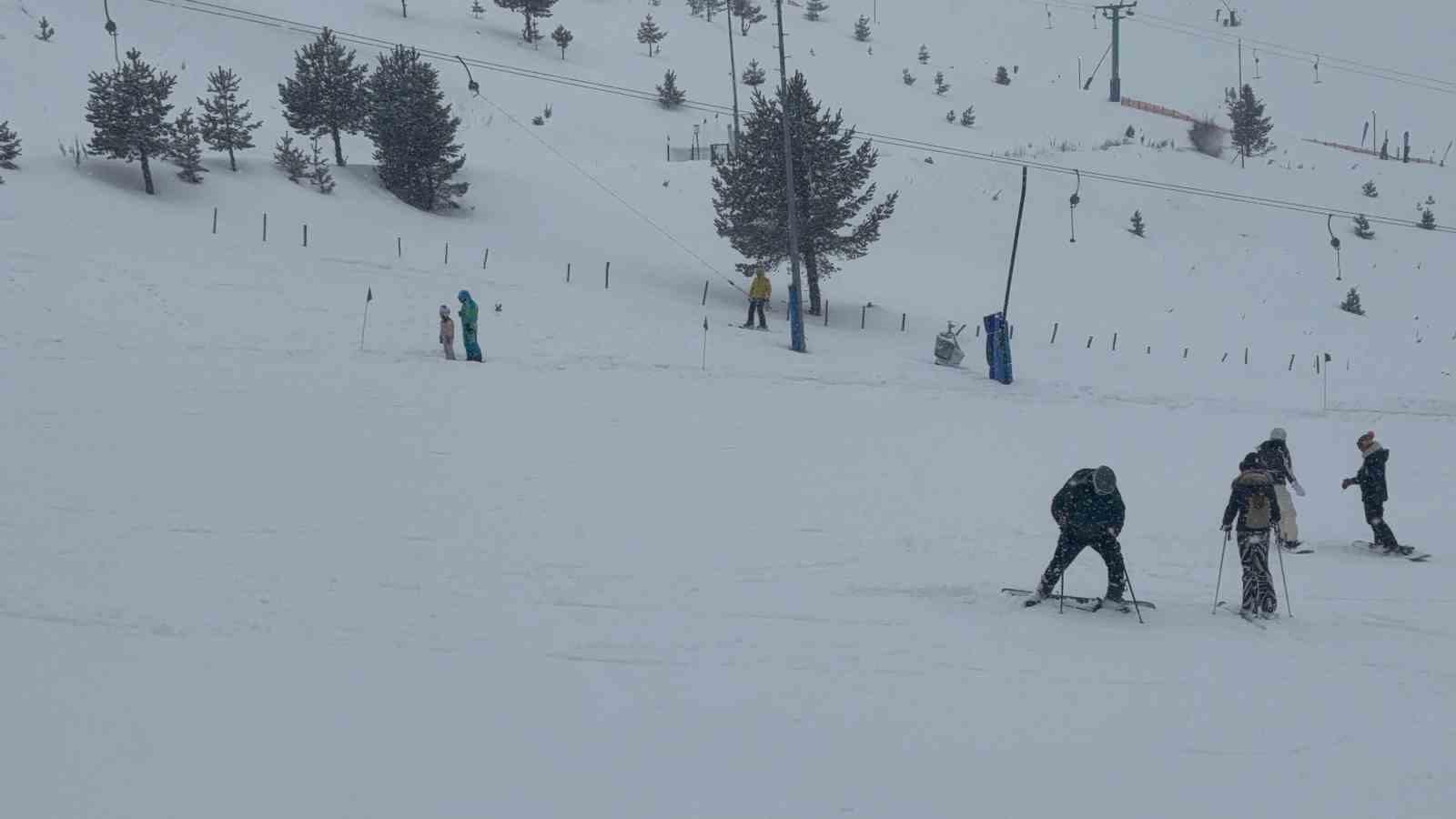 Kartalkaya'daki Otel Faciası Sonrasında Kayak Keyfi Devam Ediyor