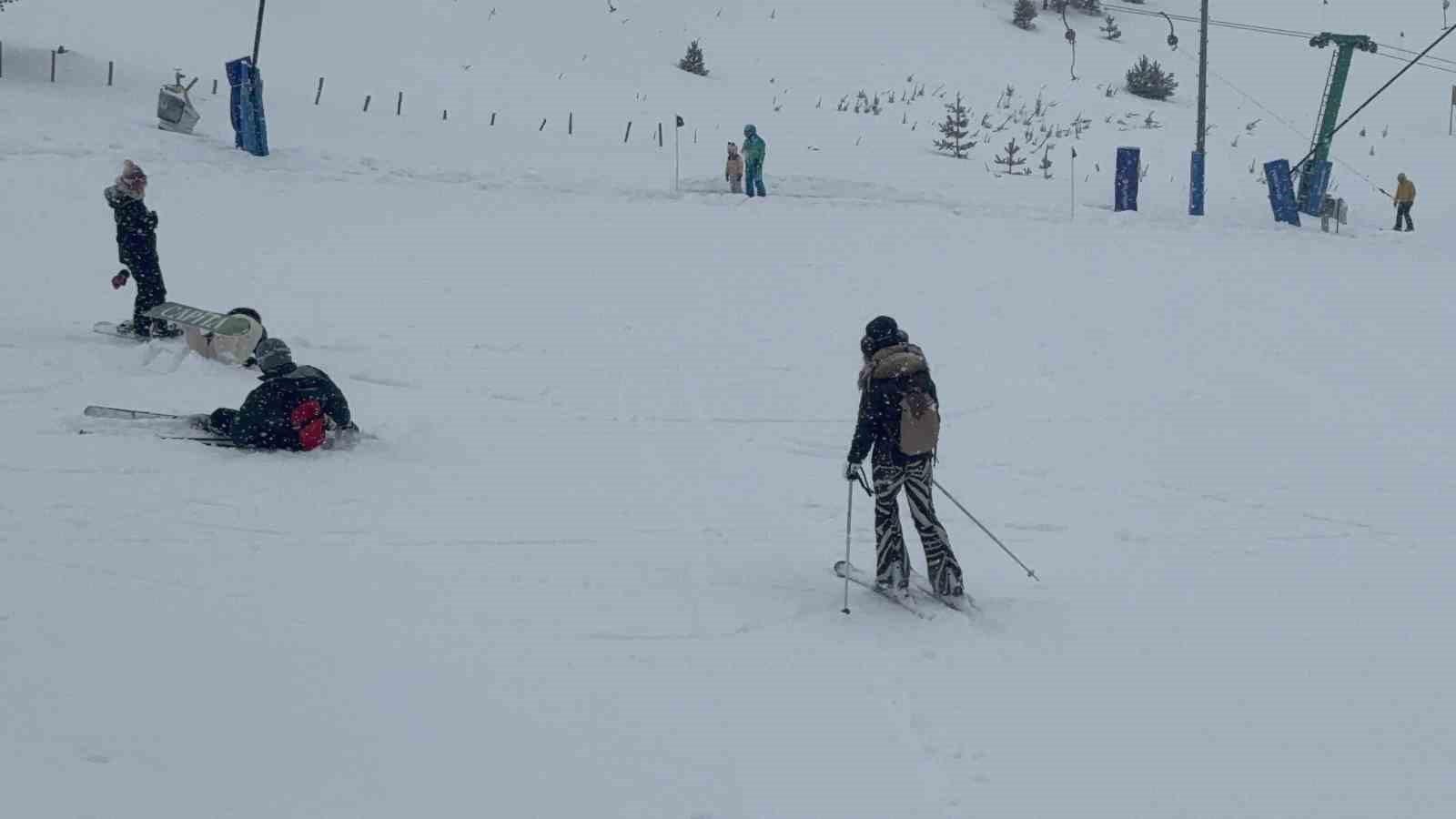 Kartalkaya'daki Otel Faciası Sonrasında Kayak Keyfi Devam Ediyor