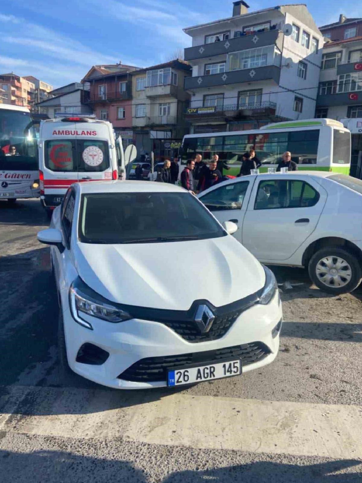 Kaza Sonucu Yaralanma: İki Araç Çarpıştı!