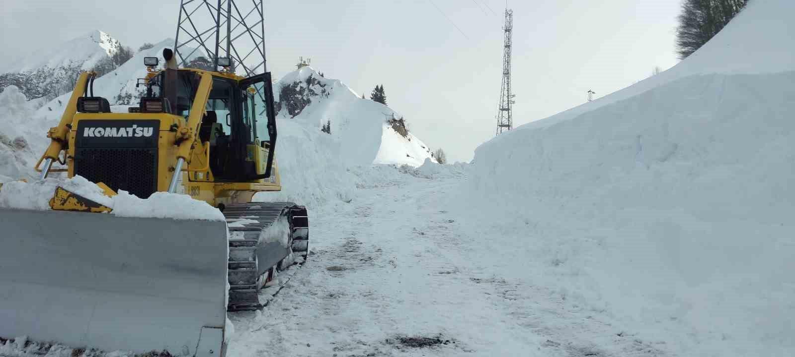 Macahel Geçidi'nde Karla Mücadele Devam Ediyor