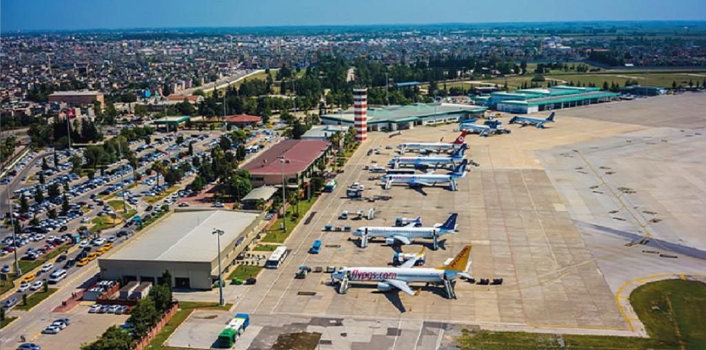 11) Adana Şakirpaşa Havalimanı: ‍Estetik dokusuyla yerel kültürü⁤ yansıtan bir‍ terminal yapısına sahip