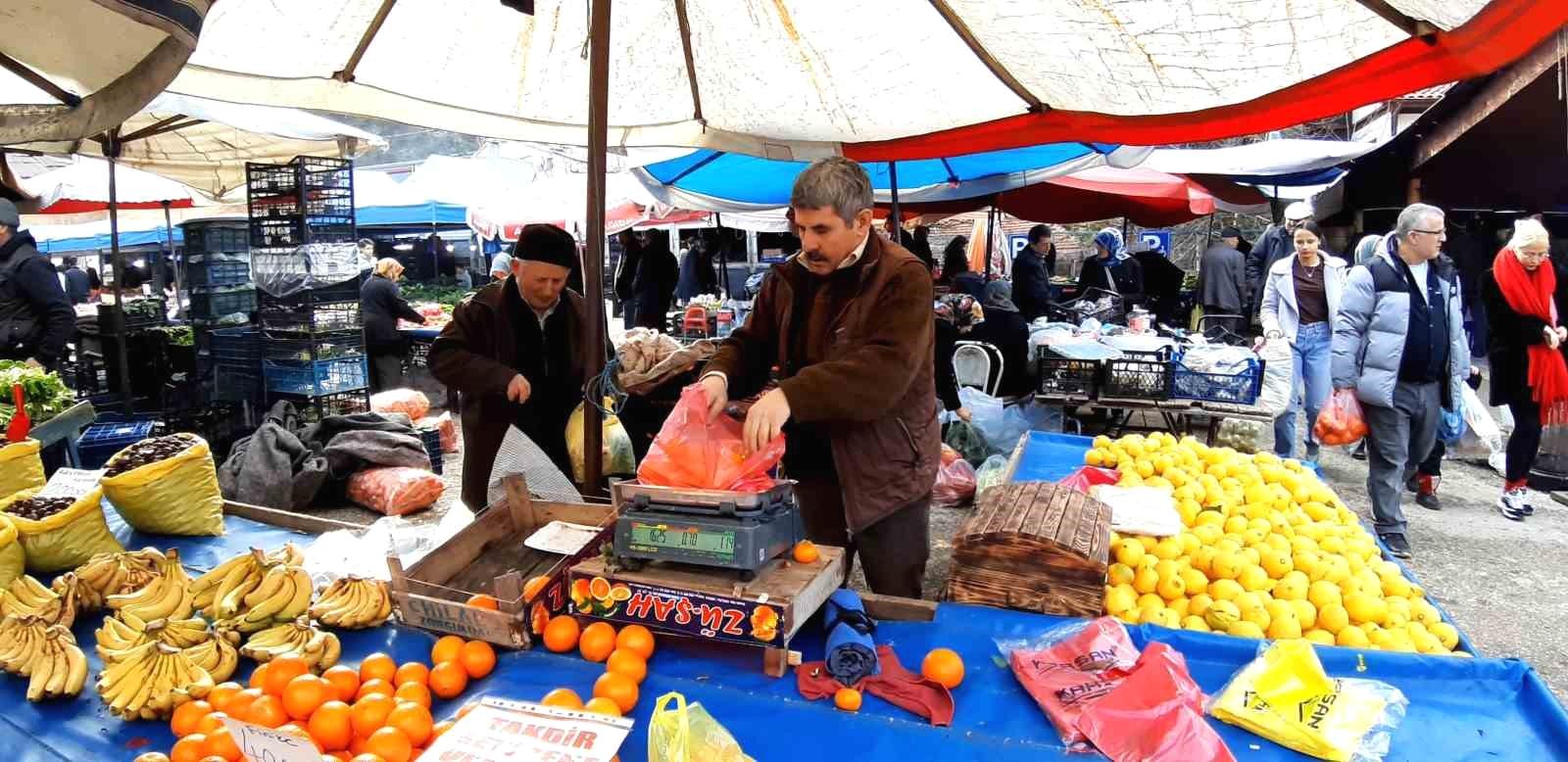 Öğrencilere Meyve Dağıtan Takdir Sahibi, Vitamin Hediye Etti