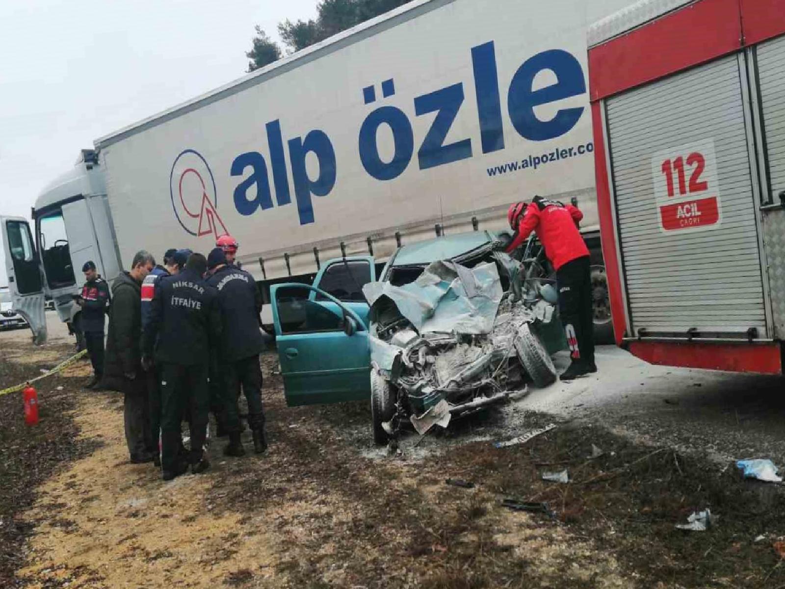 Opel Otomobil Kazası: 2 Kişi Hayatını Kaybetti