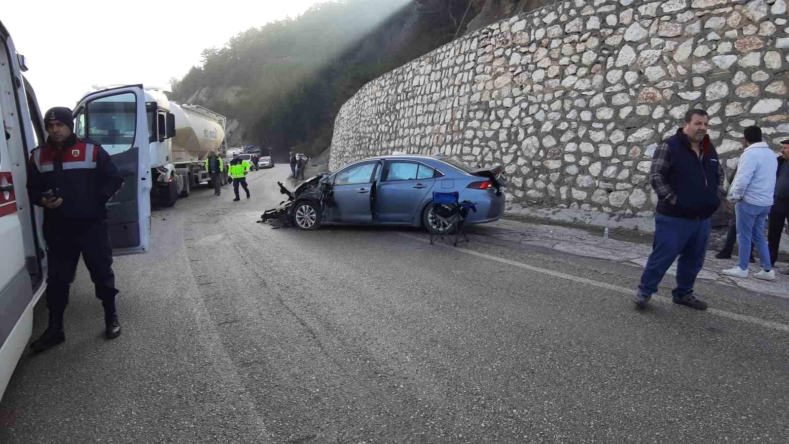 Otomobil ve Tır Çarpıştı: 4 Kişi Yaralandı