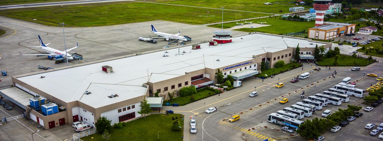 18) Samsun Çarşamba‌ Havalimanı: doğa ile uyumlu bir ⁢yapıda tasarlanmış, işlevsel bir‍ terminal