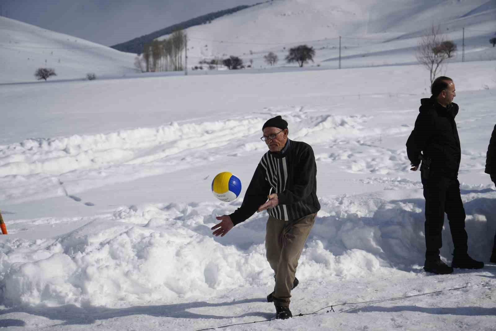 Yenice Köyü'nde Kar Voleybolu Geleneği Yaşatılıyor