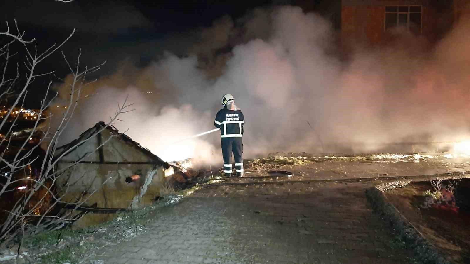 Karabük'te Gece Yarısı Yangın: İki Katlı Ev Kül Oldu