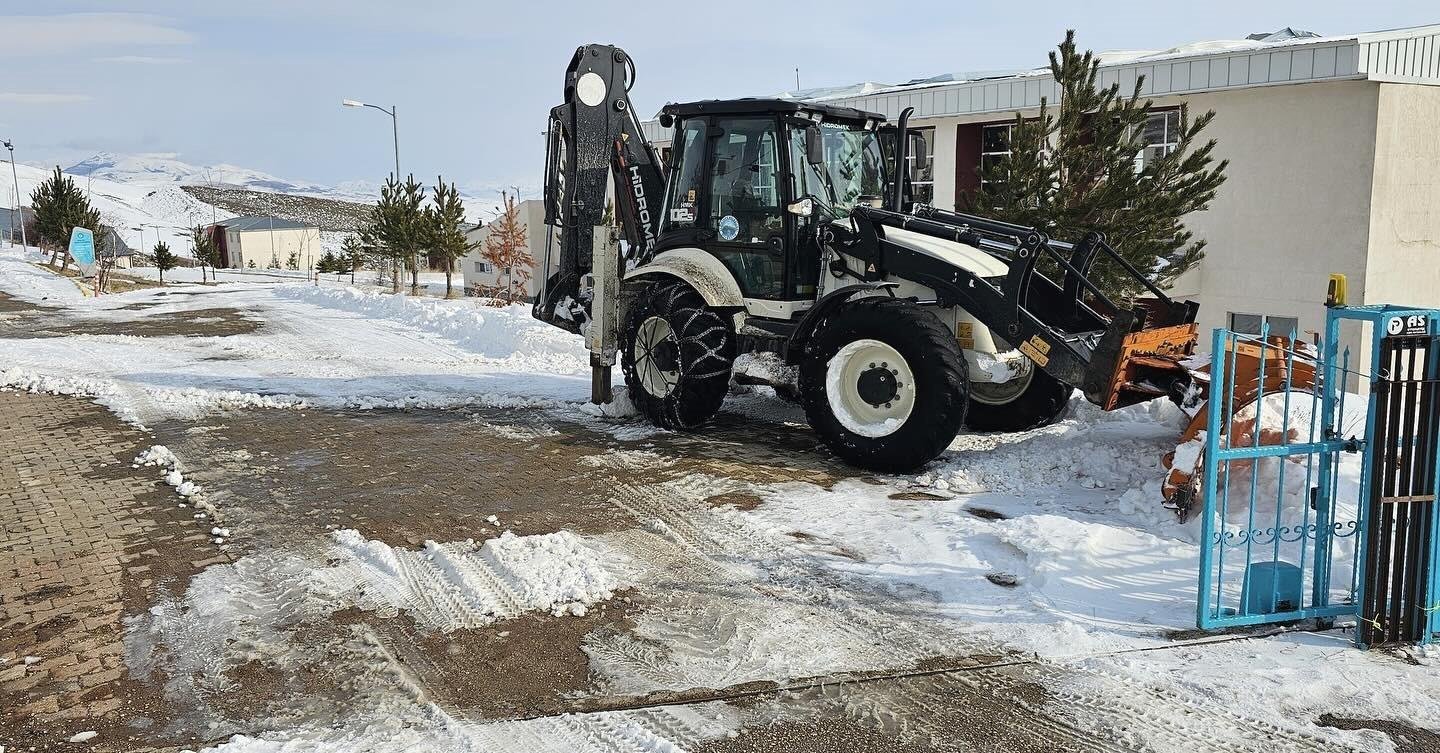 Bayburt’ta Kar Temizleme Çalışmaları Hız Kesmeden Devam Ediyor