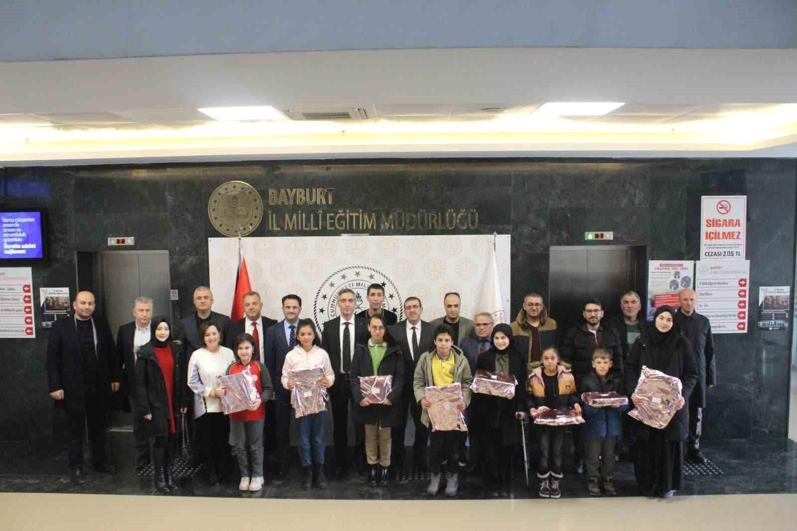 Bayburt'ta Öğrencilerin Türkçe Sevgisi Ödüllendirildi