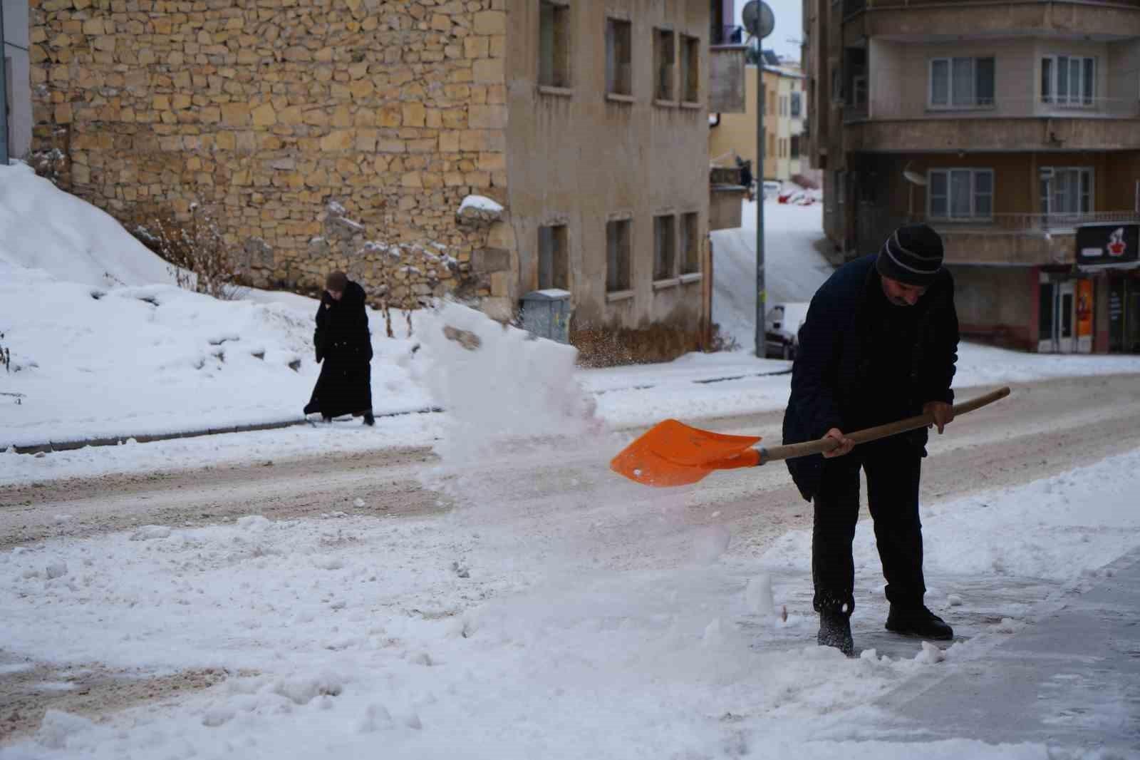 Bayburt'ta Kar Yağışı Şehri Beyaz Bir Örtüyle Sardı