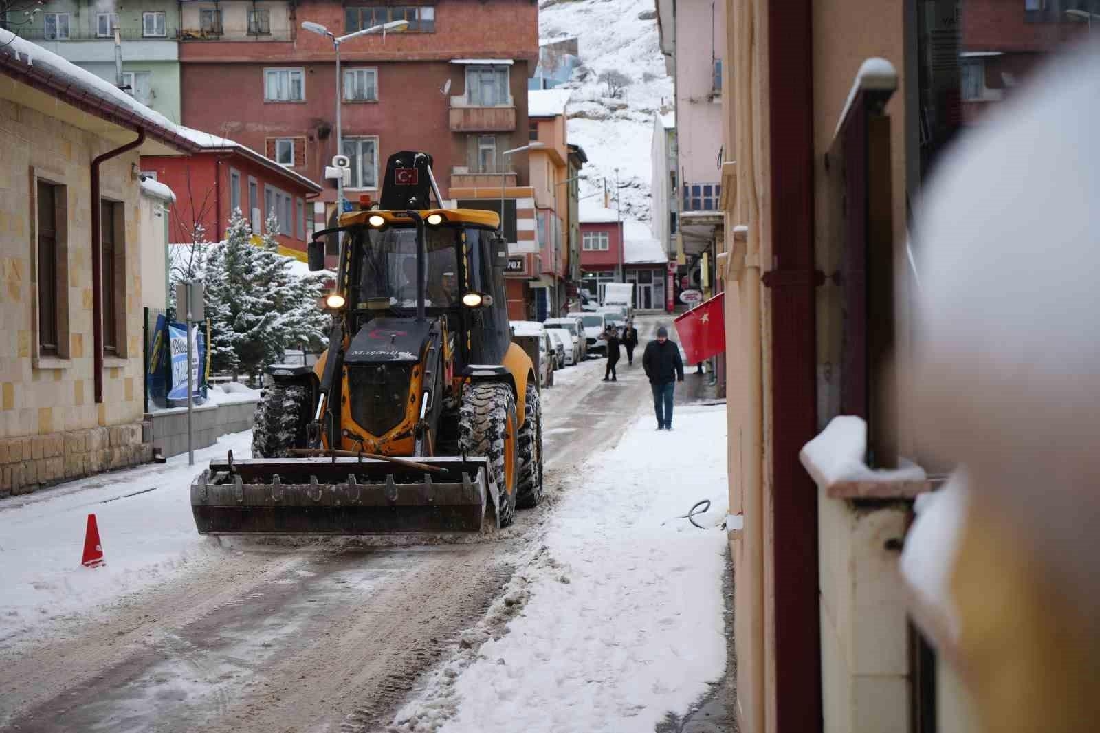 Bayburt'ta Kar Yağışı Şehri Beyaz Bir Örtüyle Sardı