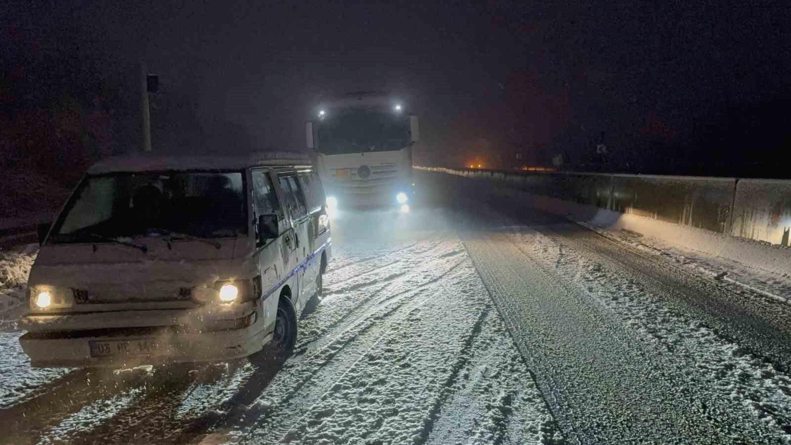 Bolu Dağı'nda Aniden Gelen Kar Yağışı Tırları Mahsur Bıraktı