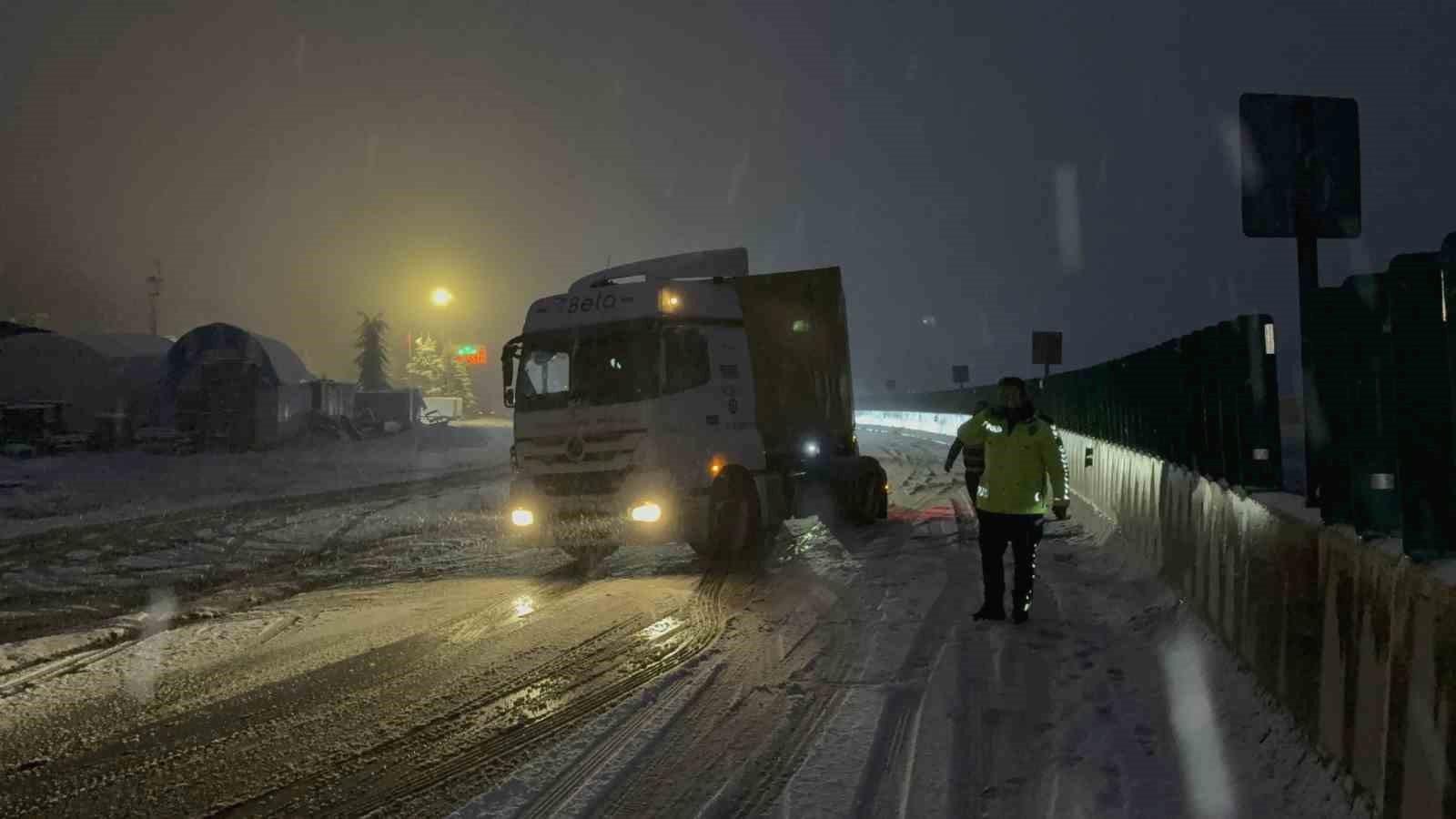 Bolu Dağı'nda Aniden Gelen Kar Yağışı Tırları Mahsur Bıraktı