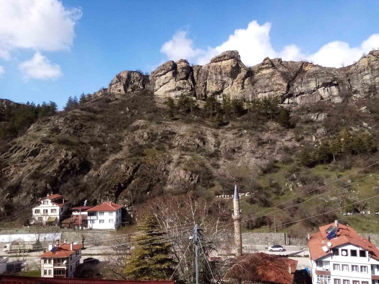 Bolu'da Kaya Düşmesi Tehlikesi: 7 Konut Tahliye Edildi