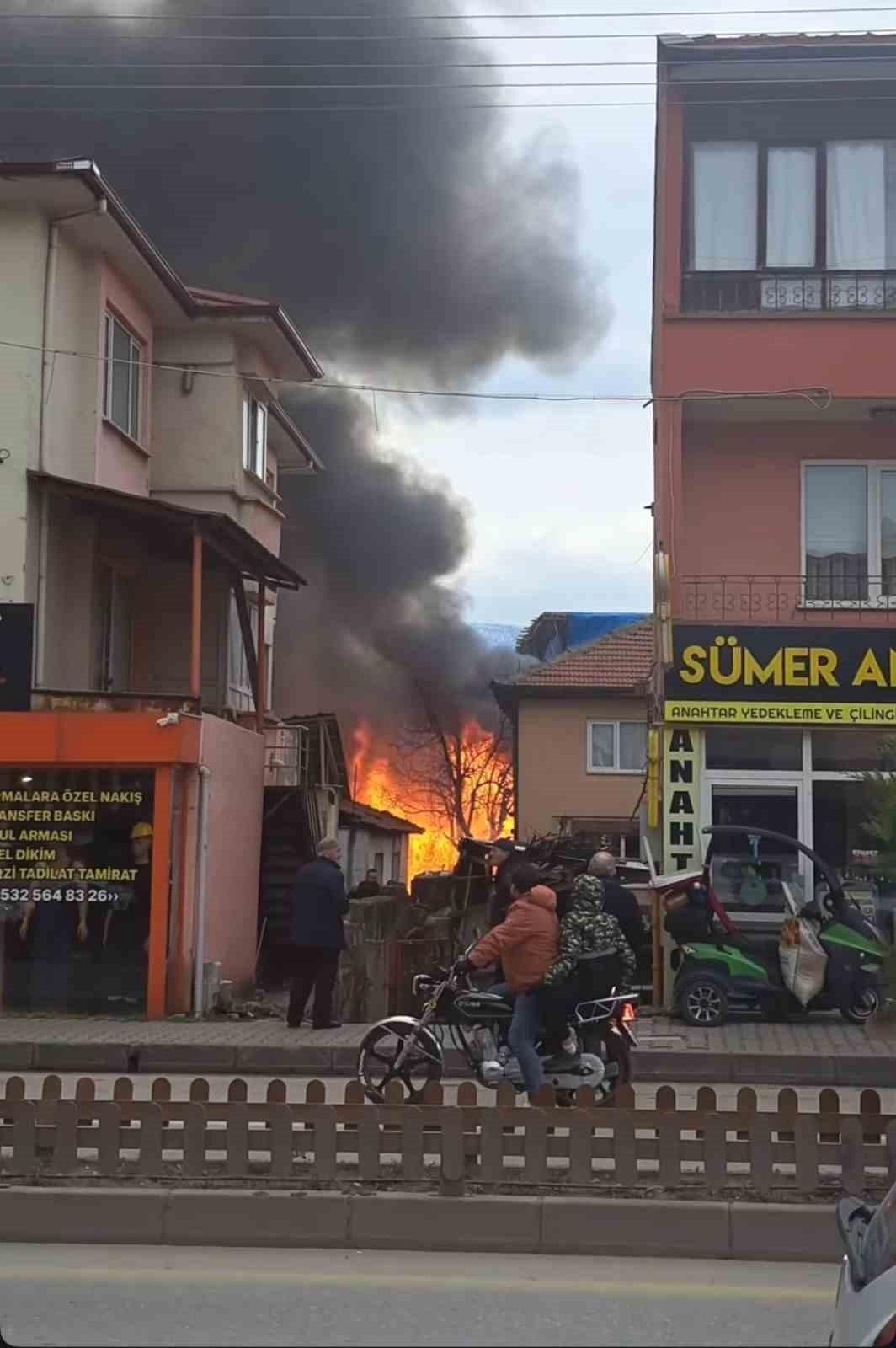 Bolu’da Korkutan Yangın: İki Baraka Alev Alev Yandı