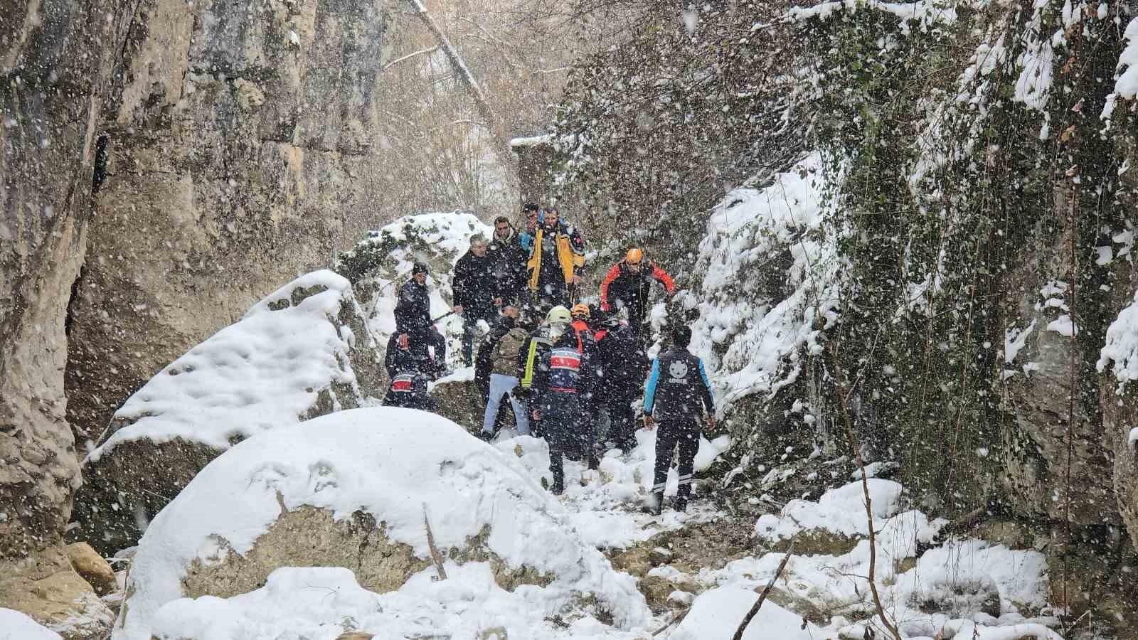 Buzlu Yolda Kontrolü Kaybeden Araç 30 Metre Yükseklikten Kanyona Düştü