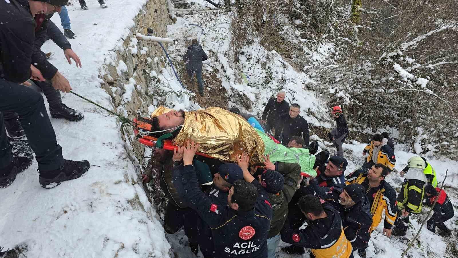 Buzlu Yolda Kontrolü Kaybeden Araç 30 Metre Yükseklikten Kanyona Düştü