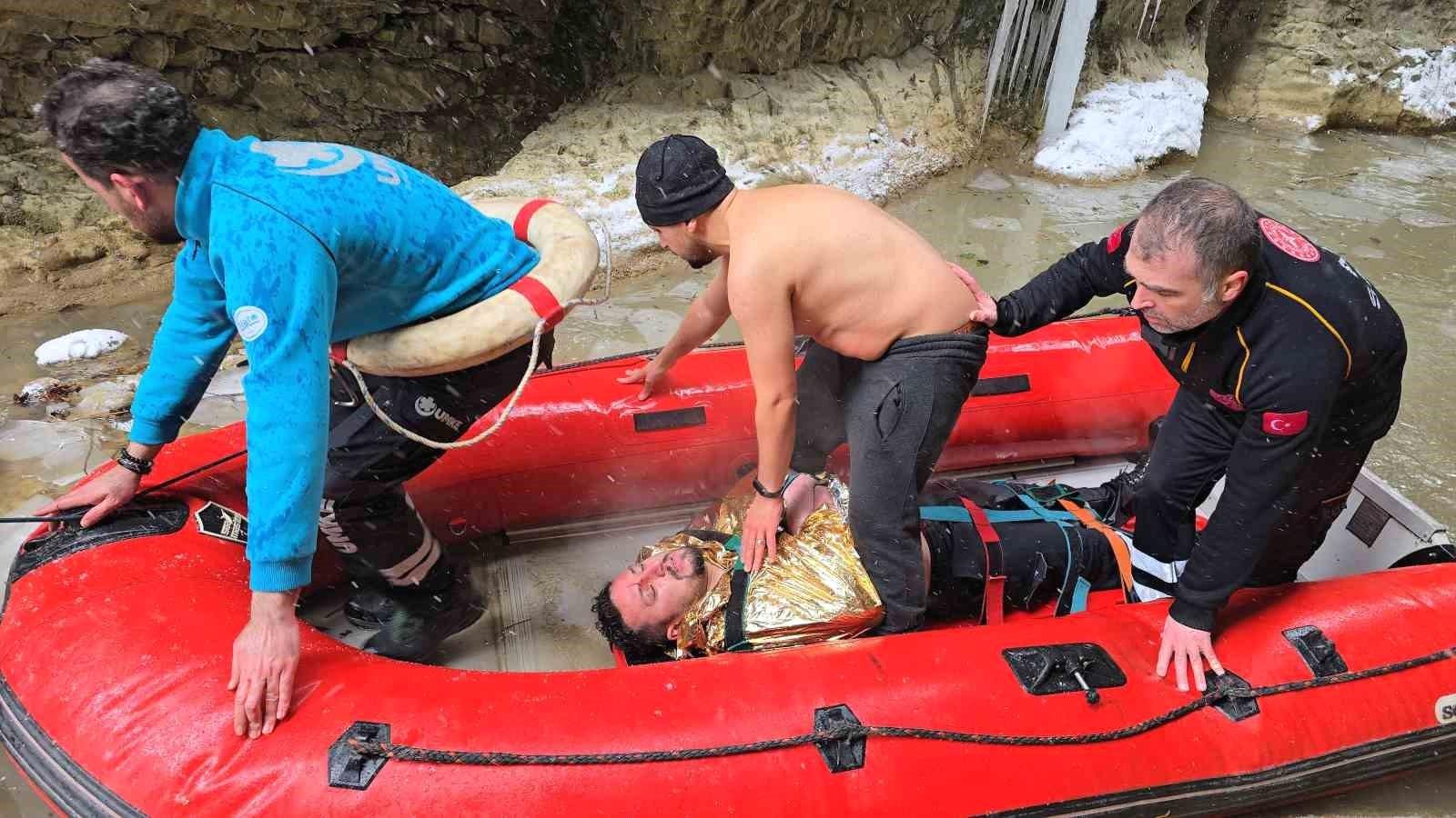 Buzlu Yolda Kontrolü Kaybeden Araç 30 Metre Yükseklikten Kanyona Düştü