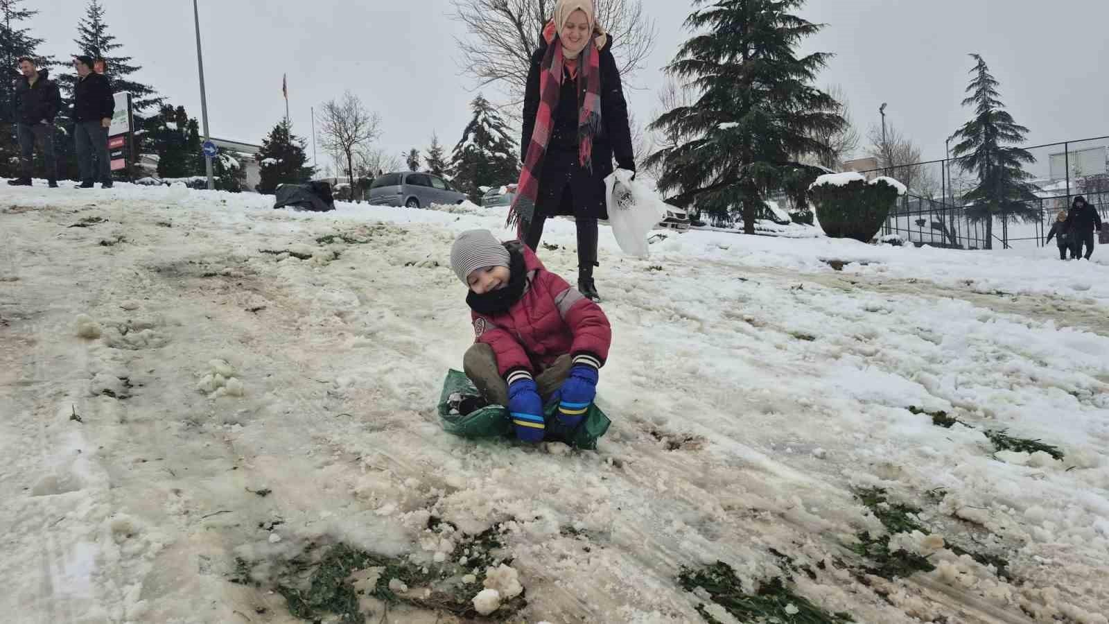 Çocukların Tatil Coşkusunu Yansıtan Eğlenceli Anlar