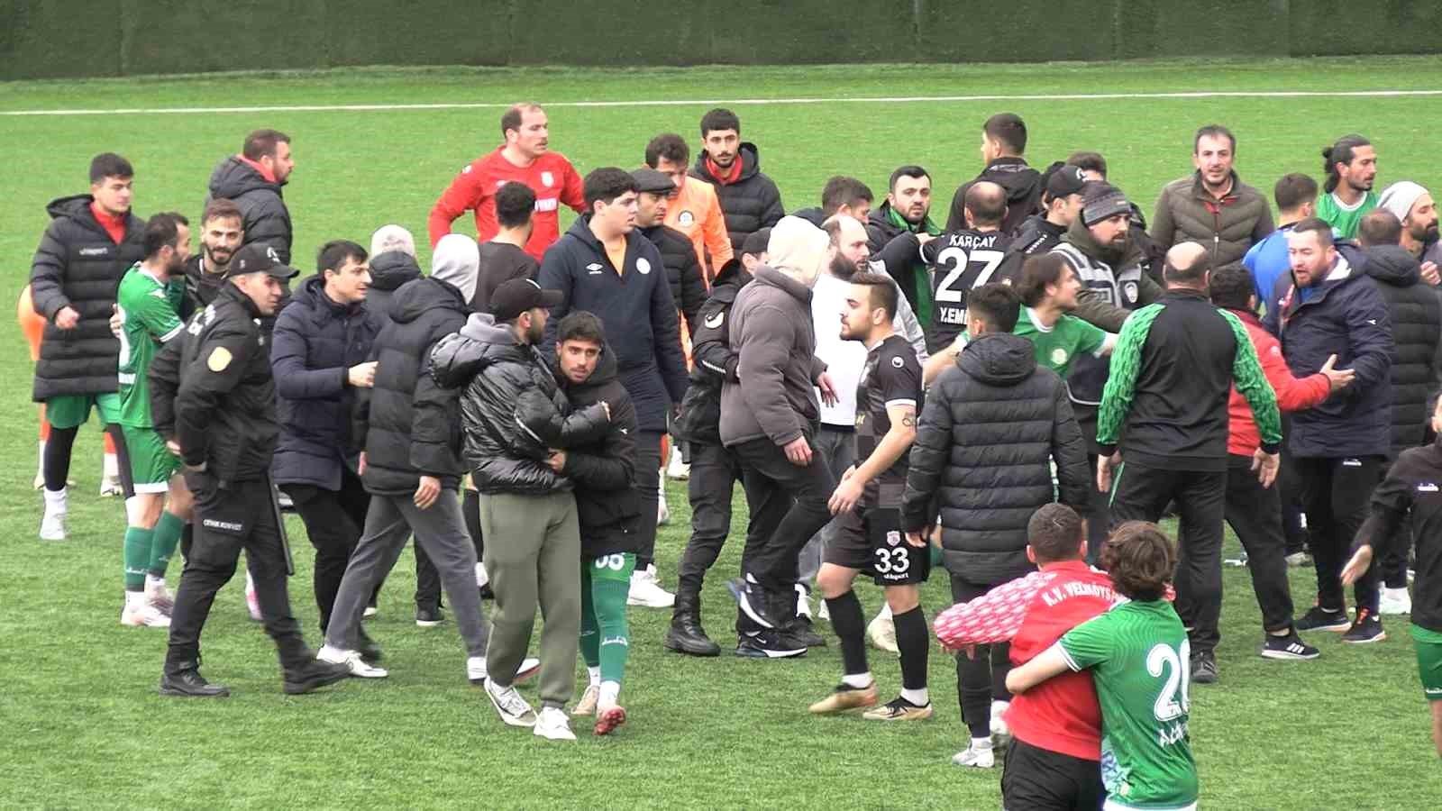 Futbol Maçında Yaşanan Sıra Dışı Boks Anları Dikkat Çekti