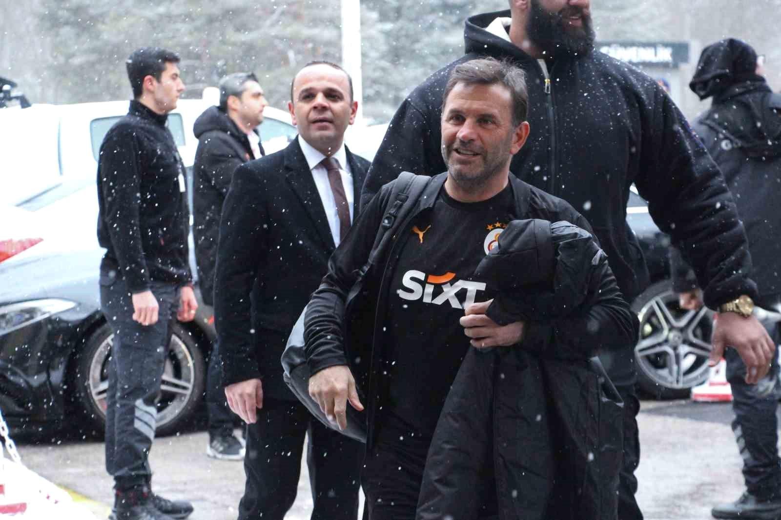 Galatasaray Takımı Bolu'ya Varış Yaptı: Taraftarlar Coşkuyla Karşıladı