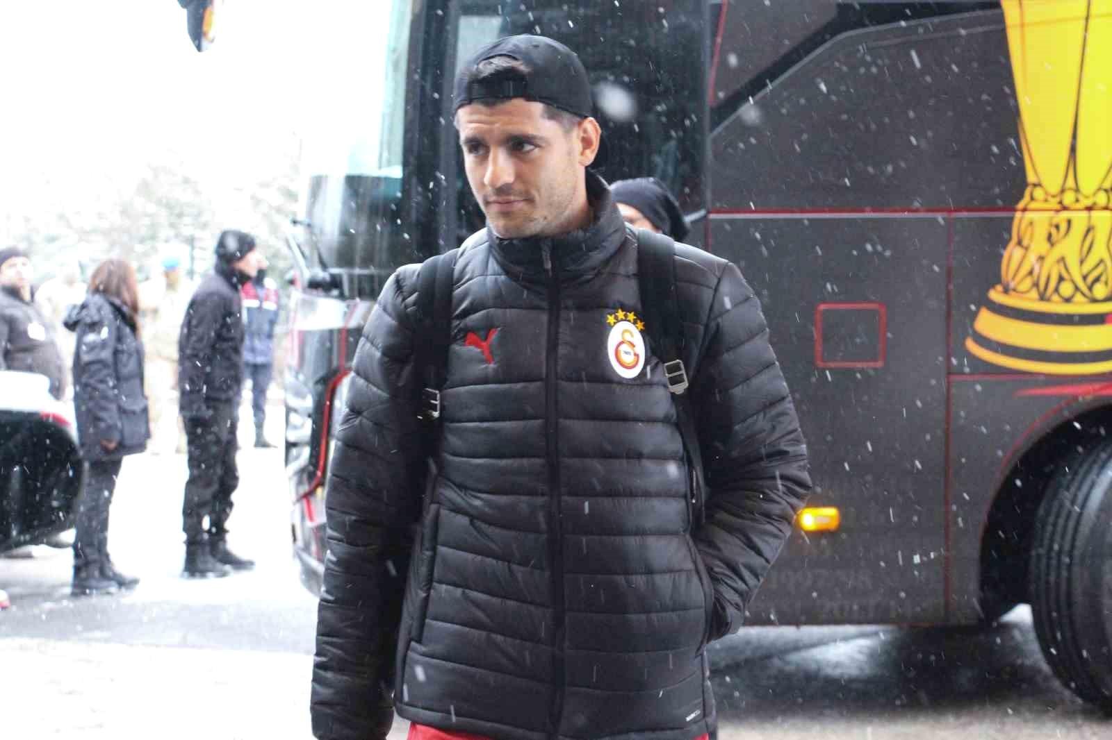 Galatasaray Takımı Bolu'ya Varış Yaptı: Taraftarlar Coşkuyla Karşıladı