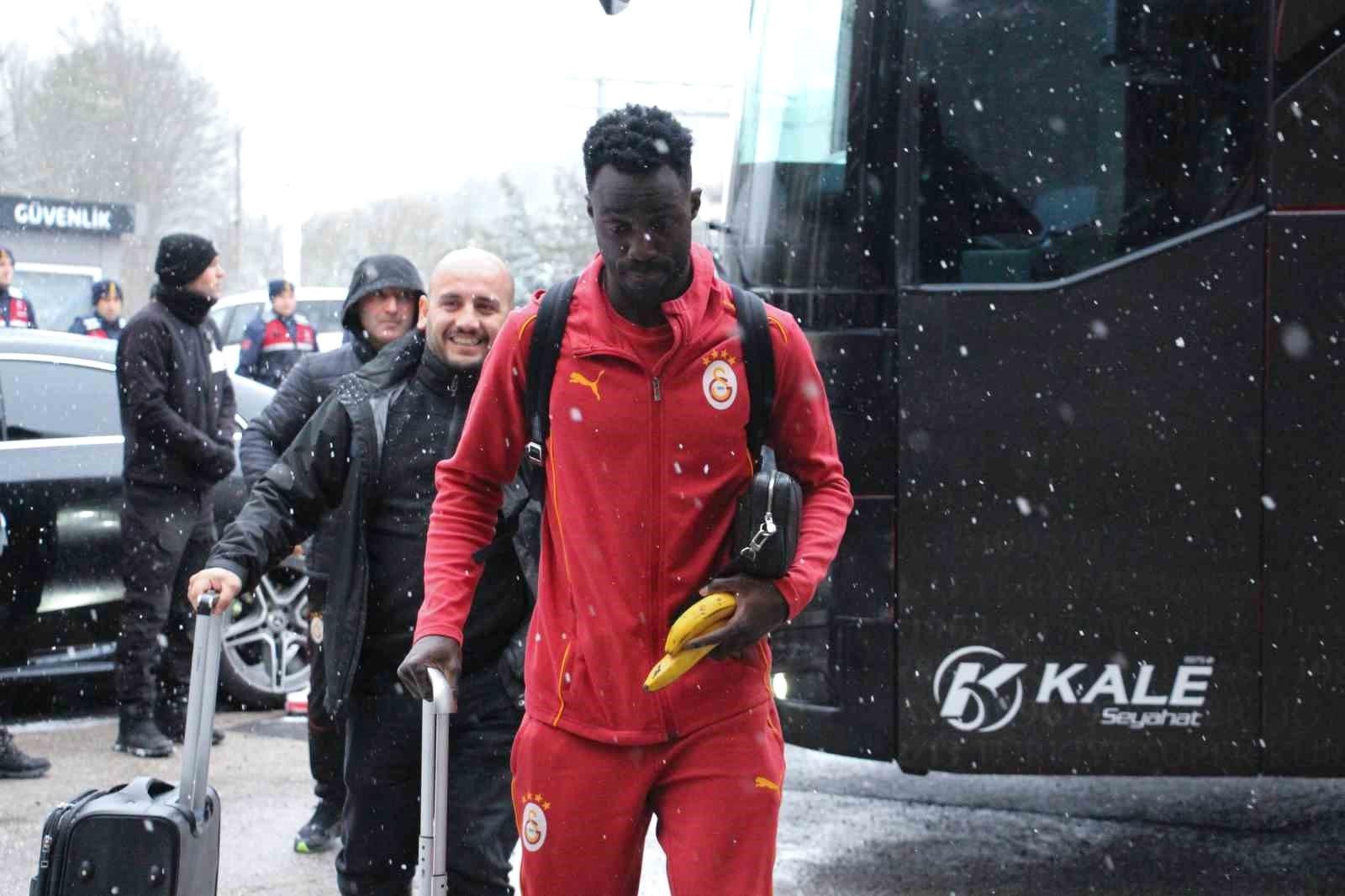 Galatasaray Takımı Bolu'ya Varış Yaptı: Taraftarlar Coşkuyla Karşıladı