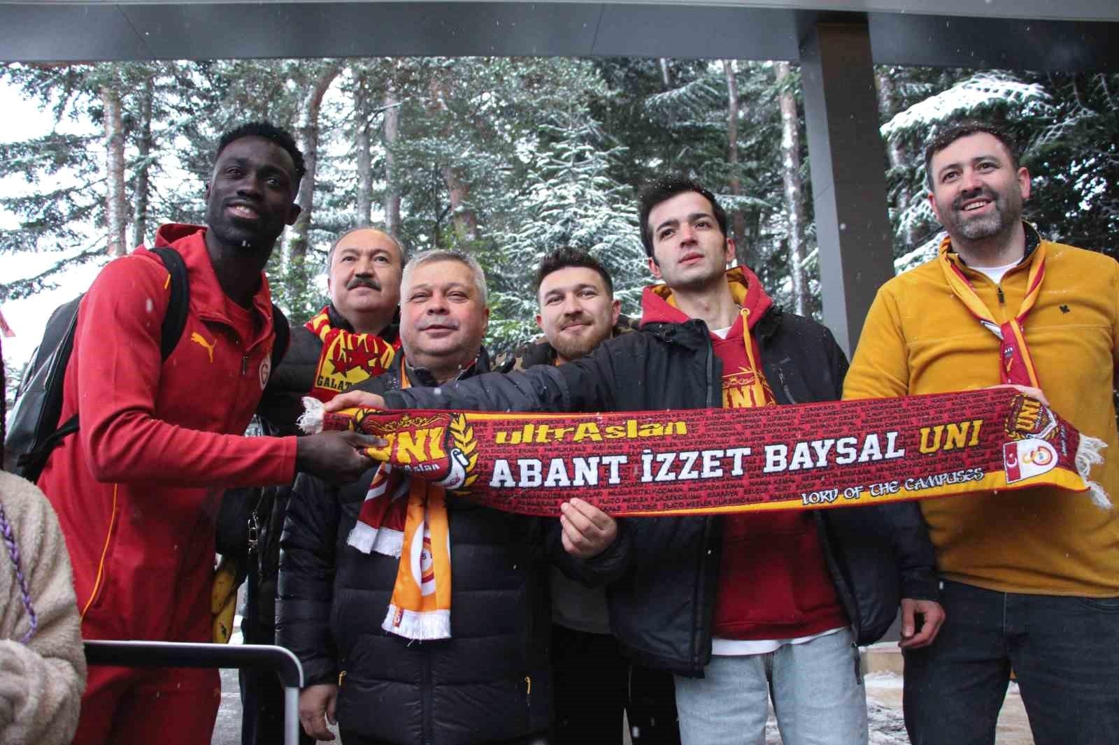 Galatasaray Takımı Bolu'ya Varış Yaptı: Taraftarlar Coşkuyla Karşıladı