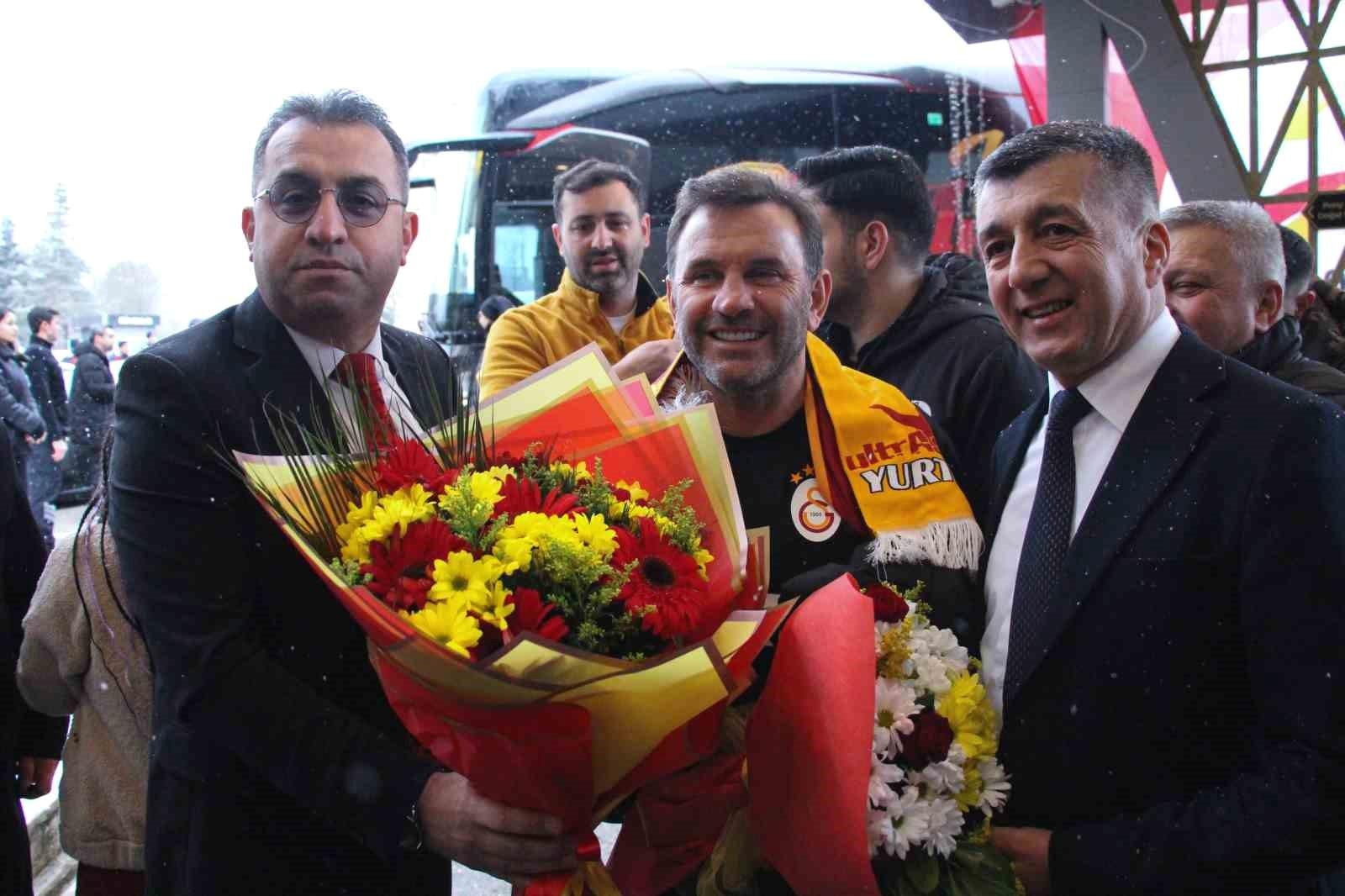 Galatasaray Takımı Bolu'ya Varış Yaptı: Taraftarlar Coşkuyla Karşıladı