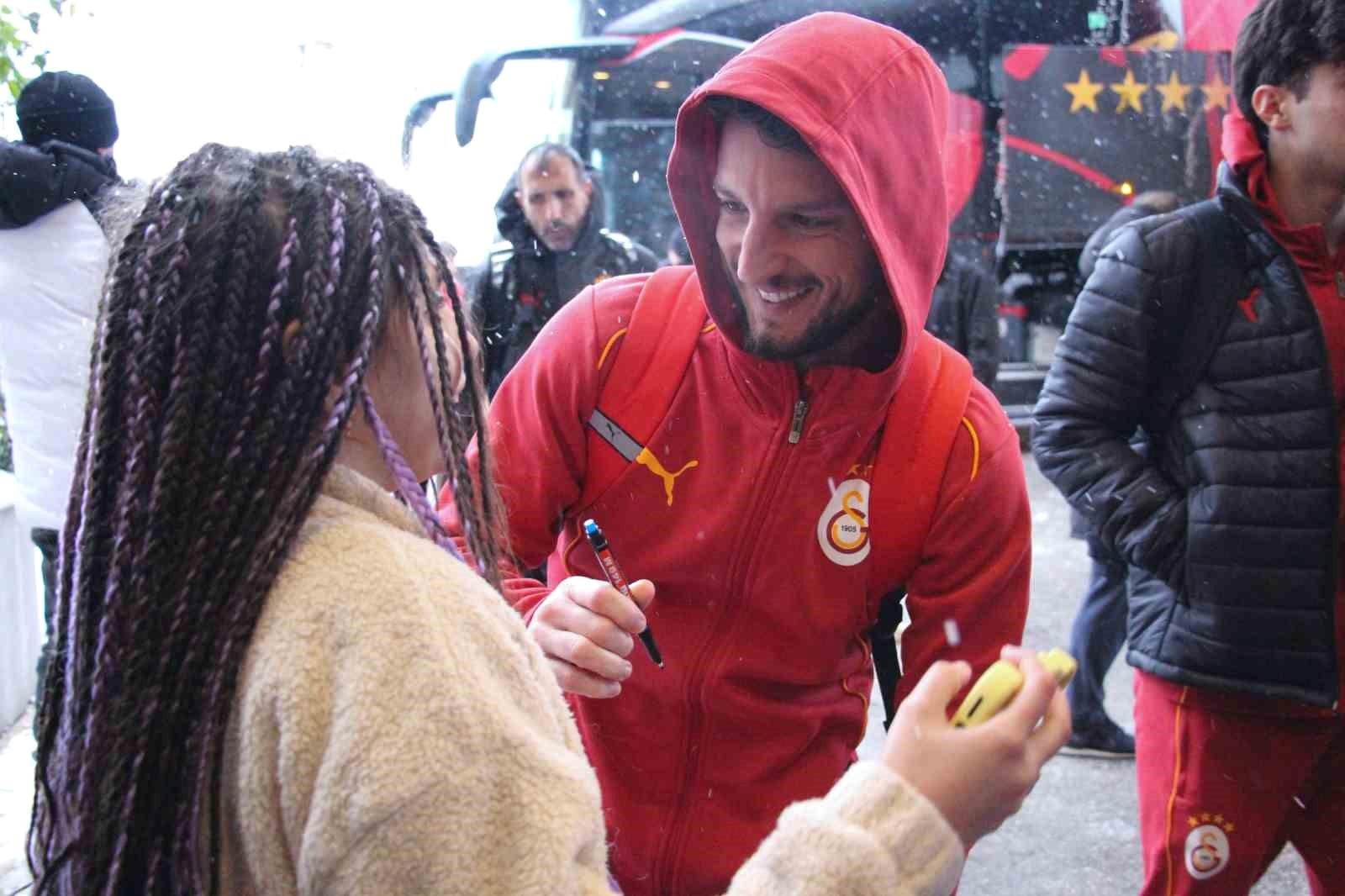 Galatasaray Takımı Bolu'ya Varış Yaptı: Taraftarlar Coşkuyla Karşıladı