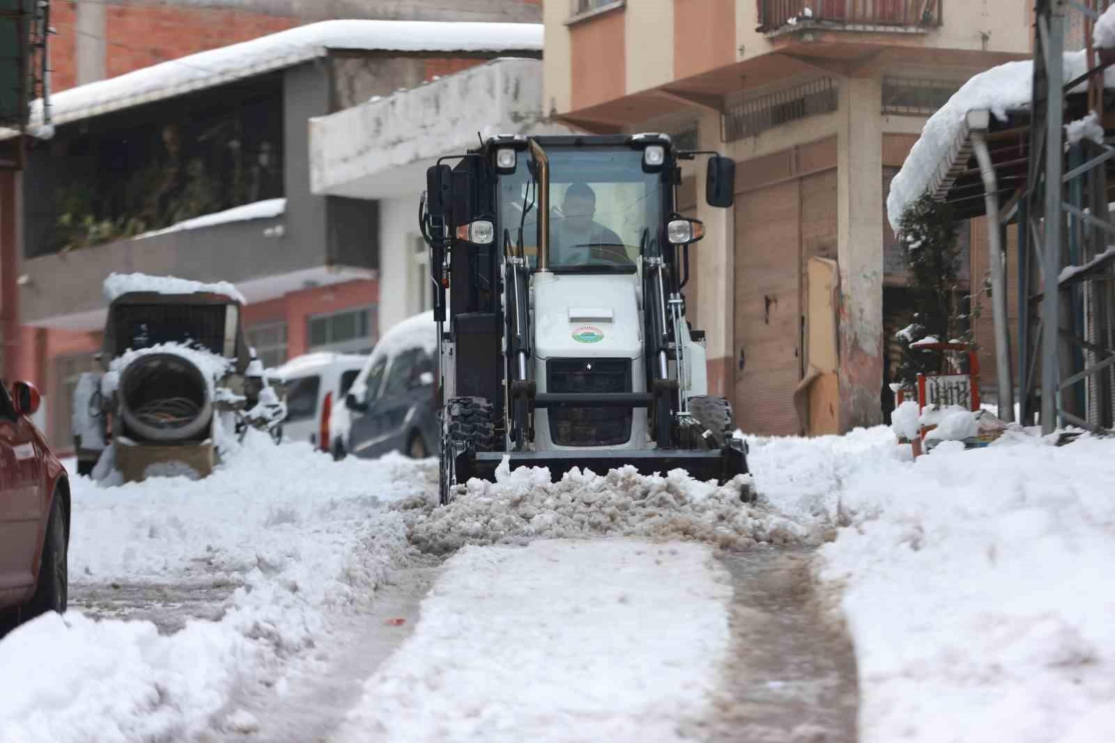 İlkadım Belediyesi'nden Kışın Zorlu Şartlarına Karşı Kar Mücadelesi