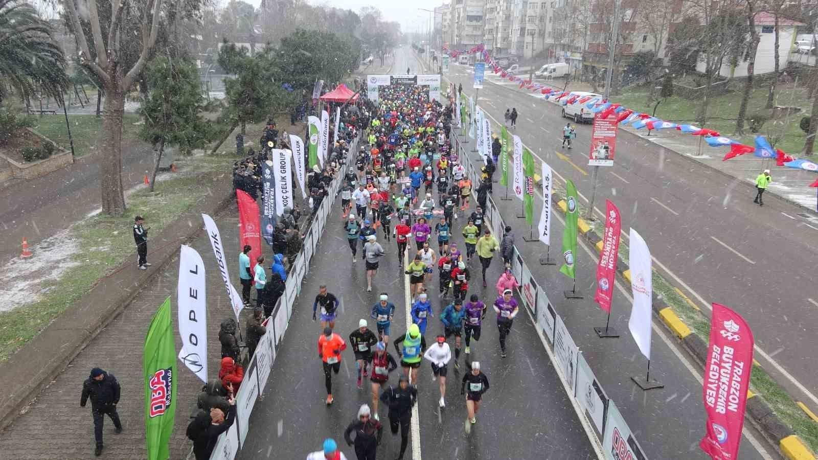 Kar Yağışı Altında Koşulan 45. Trabzon Yarı Maratonu Heyecanı