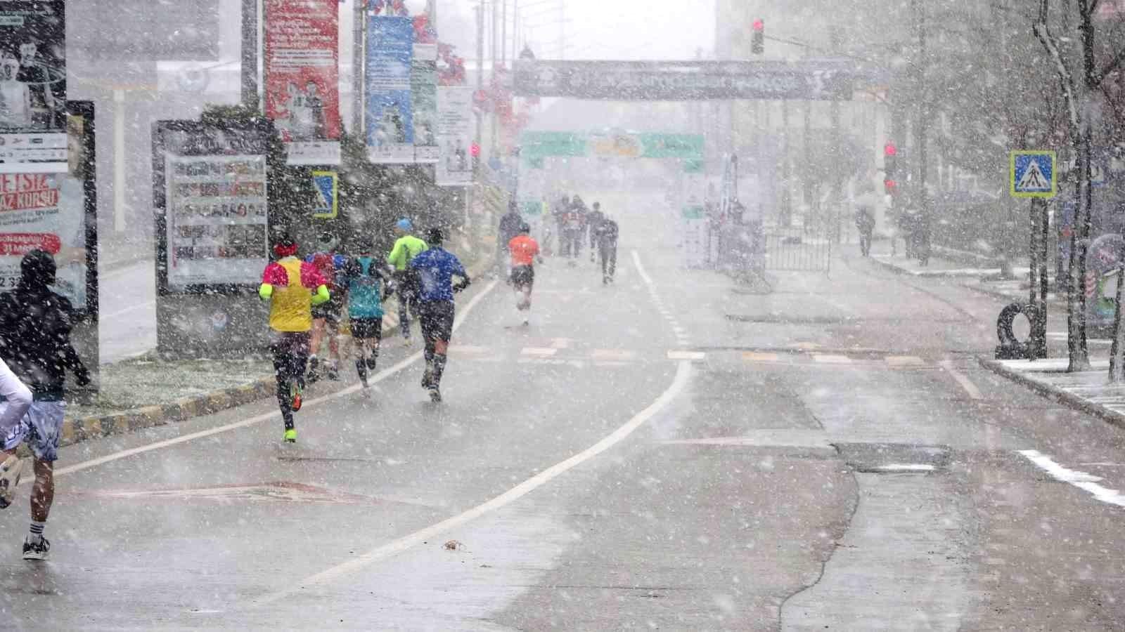 Kar Yağışı Altında Koşulan 45. Trabzon Yarı Maratonu Heyecanı